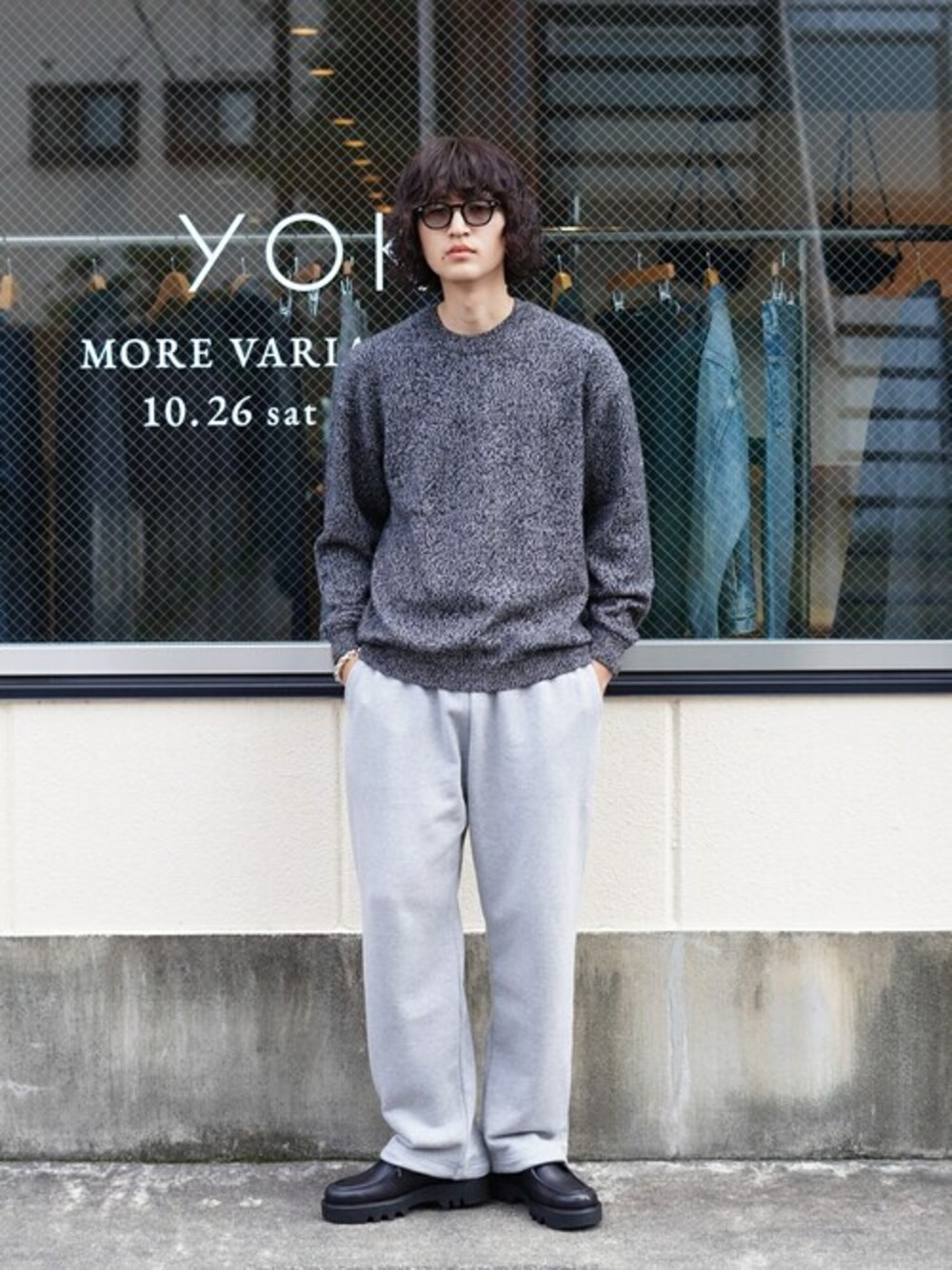 ブラック系のニット/セーターを着用したメンズの秋コーディネートの1枚目の写真