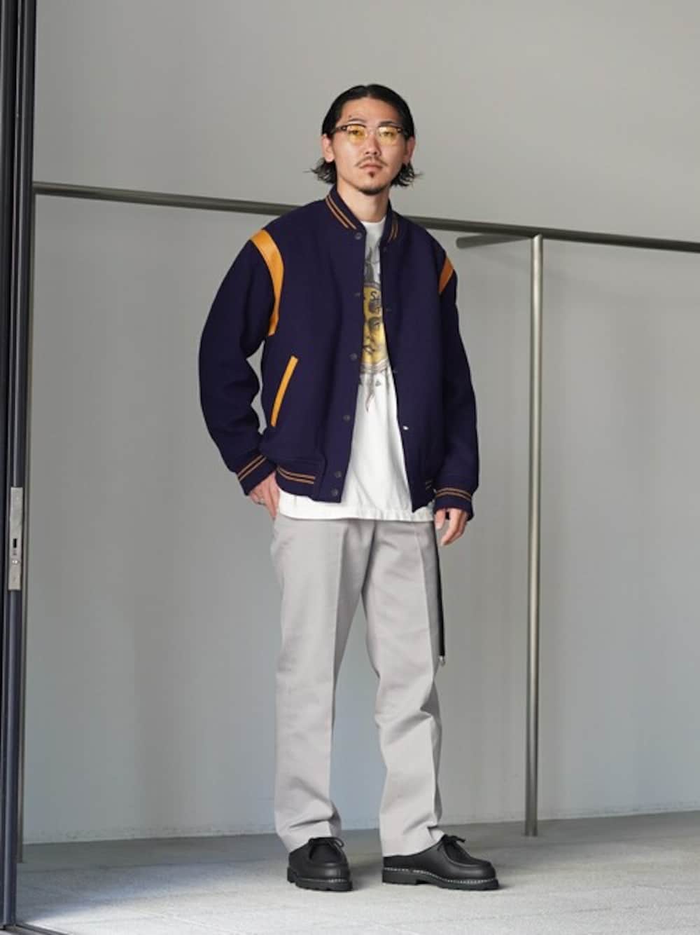 「ジャケット、カジュアル、レイヤードスタイル、大人カジュアル、休日スタイル、お出かけコーデ、カジュアルコーデ、marka、秋コーデ、マーカ」｜「markaのmarka / マーカ：PUFFED AWARD JACKET - 1/14 wool vintage double -：M24C-15BL02C[COR]（スタジャン、ブルー系）」を使った、ARKnets STAFFさん（メンズ・175cm）の秋コーディネートの1枚目の写真