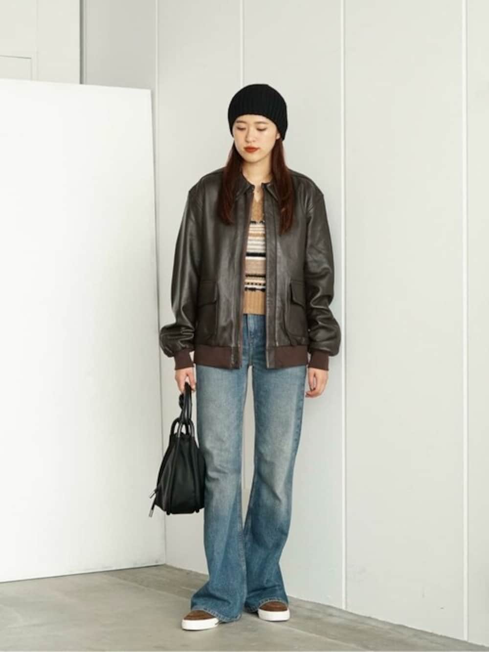 「レザージャケット、ベスト、CONVERSE ADDICT、デニムパンツ、KIJIMA TAKAYUKI、Ganni、BALLAST ARK、バラストアーク」｜「BALLAST ARKのBALLAST ARK / バラストアーク：A-2 SHEEPSKIN JKT：BA10-J004[AST]（ブルゾン、ブラウン系）」を使った、ARKnets STAFFさん（レディース・168cm）の秋コーディネートの1枚目の写真