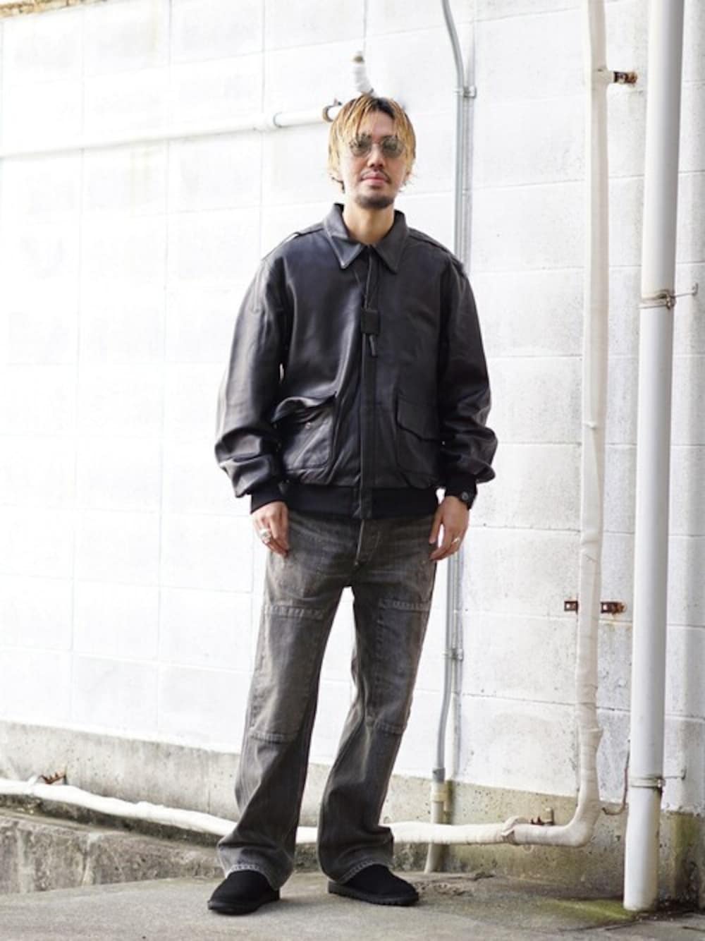 「レザー、レザージャケット、スリッポン、デニムパンツ、キーケース、AIRWALK、BALLAST ARK、バラストアーク、BOW WOW」｜「BALLAST ARKのBALLAST ARK / バラストアーク：A-2 SHEEPSKIN JKT：BA10-J004[AST]（ブルゾン、ブラック系）」を使った、ARKnets STAFFさん（メンズ・178cm）の秋コーディネートの1枚目の写真