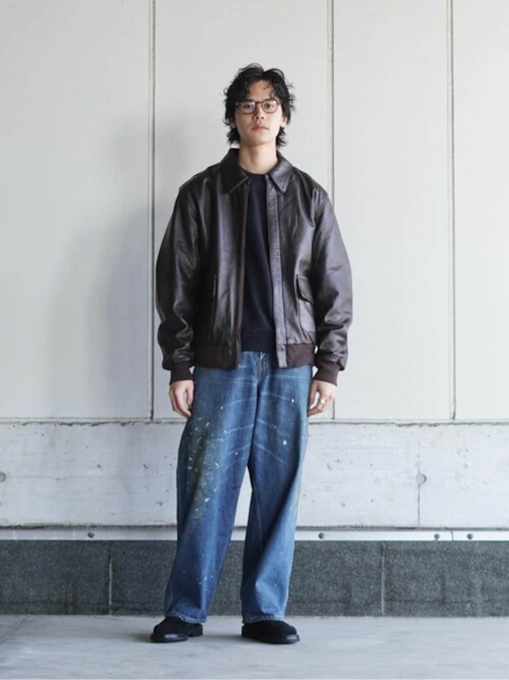 「レザージャケット、めがね、gold、デニムパンツ、カジュアルコーデ、JULIUS TART OPTICAL、BALLAST ARK、バラストアーク」｜「BALLAST ARKのBALLAST ARK / バラストアーク：A-2 SHEEPSKIN JKT：BA10-J004[AST]（ブルゾン、ブラウン系）」を使った、ARKnets STAFFさん（メンズ・170cm）の秋コーディネートの1枚目の写真