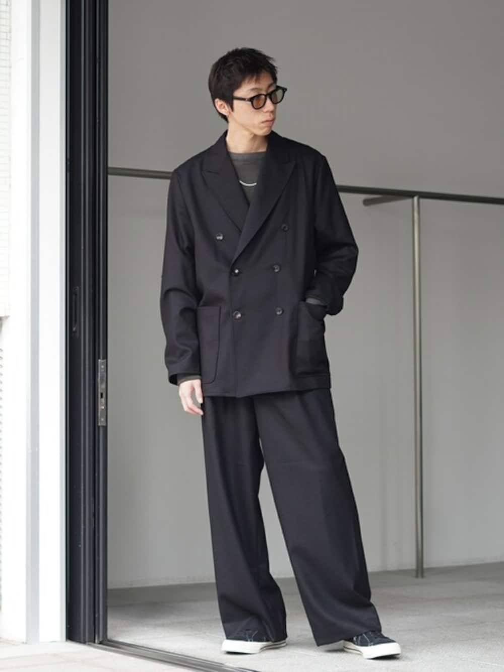 「スニーカー、ジャケット、セットアップ、スラックス、冬コーデ、レイヤードスタイル、大人カジュアル、きれいめカジュアル、marka、マーカ」｜「markaのmarka / マーカ : DANISH ARMY TROUSERS - 2/60 WOOL FLANNEL - : M24D-06PT01C[COR]（その他パンツ、ブラック系）」を使った、ARKnets STAFFさん（メンズ・177cm）の冬コーディネートの1枚目の写真