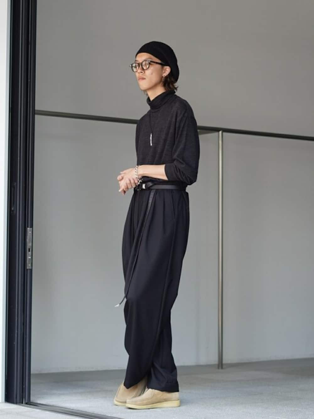 「ニット、ワントーンコーデ、サングラス、タートルネック、大人カジュアル、休日スタイル、お出かけコーデ、きれいめカジュアル、marka、マーカ」｜「markaのmarka / マーカ：TURTLE NECK - sp120's wool cotton knit -：M24C-17CS01C[COR]（Tシャツ/カットソー、グレー系）」を使った、ARKnets STAFFさん（メンズ・177cm）の冬コーディネートの1枚目の写真