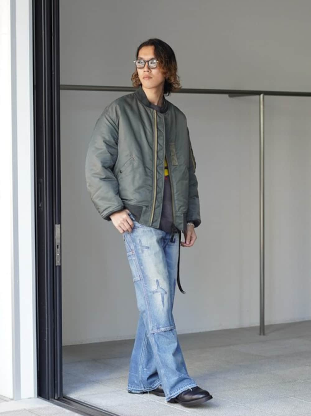 「デニム、MA-1、サングラス、レイヤードスタイル、大人カジュアル、休日スタイル、お出かけコーデ、シンプルコーデ、marka、マーカ」｜「markaのmarka / マーカ : MA-1 - nylon twill - : M24C-18BL02C[COR]（MA-1、グリーン系）」を使った、ARKnets STAFFさん（メンズ・177cm）の冬コーディネートの1枚目の写真