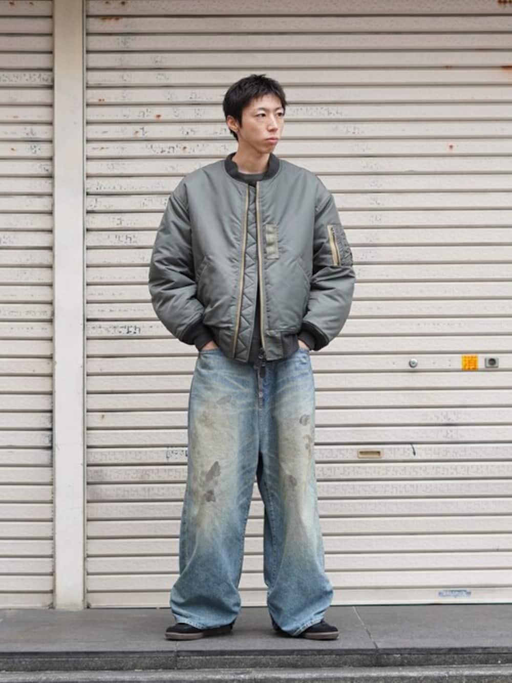 「デニム、MA-1、冬コーデ、レイヤードスタイル、大人カジュアル、休日スタイル、お出かけコーデ、シンプルコーデ、marka、マーカ」｜「markaのmarka / マーカ : MA-1 - nylon twill - : M24C-18BL02C[COR]（MA-1、グリーン系）」を使った、ARKnets STAFFさん（メンズ・177cm）の冬コーディネートの1枚目の写真