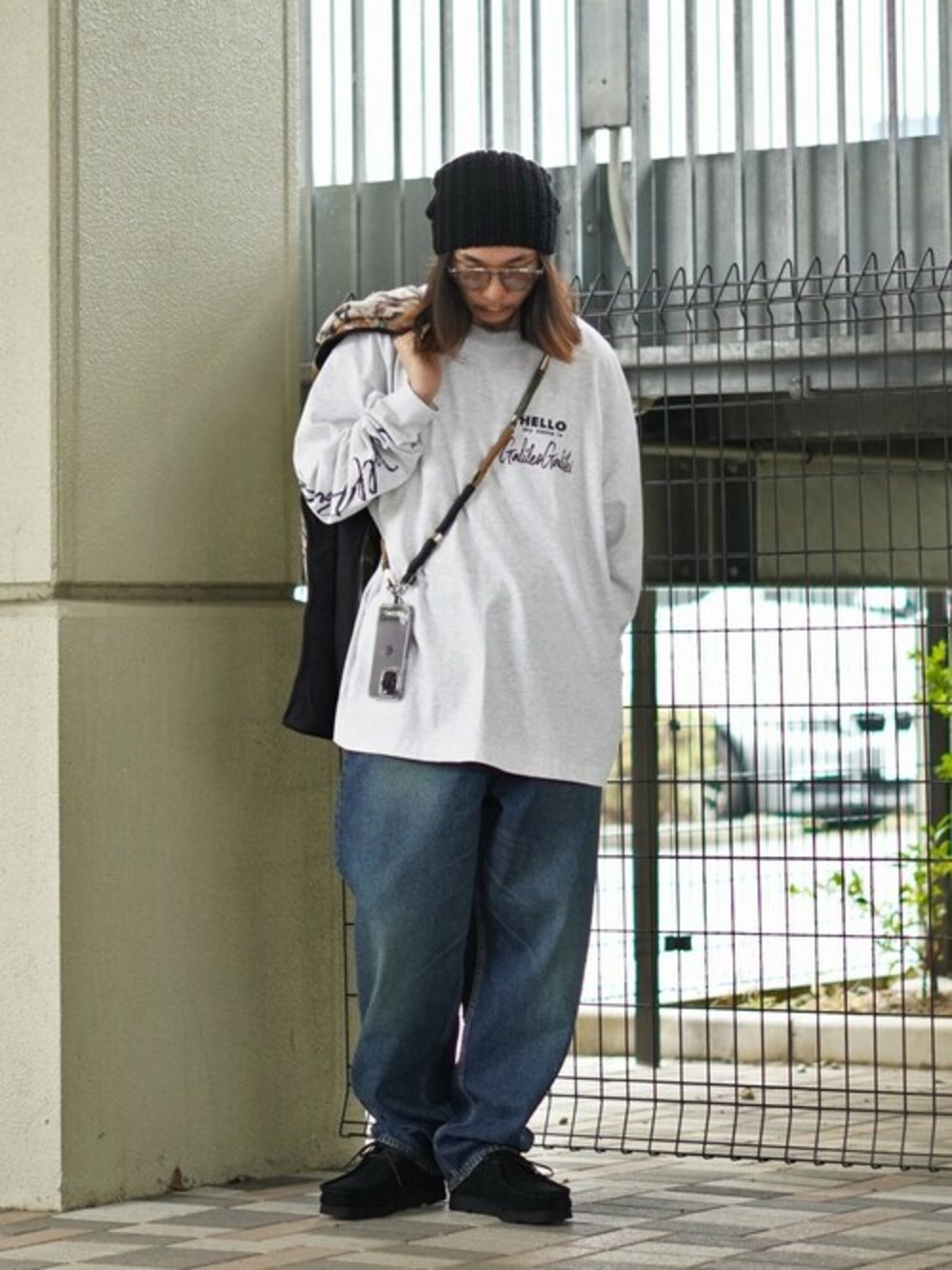 グレー系のTシャツ/カットソーを着用したメンズの冬コーディネートの1枚目の写真