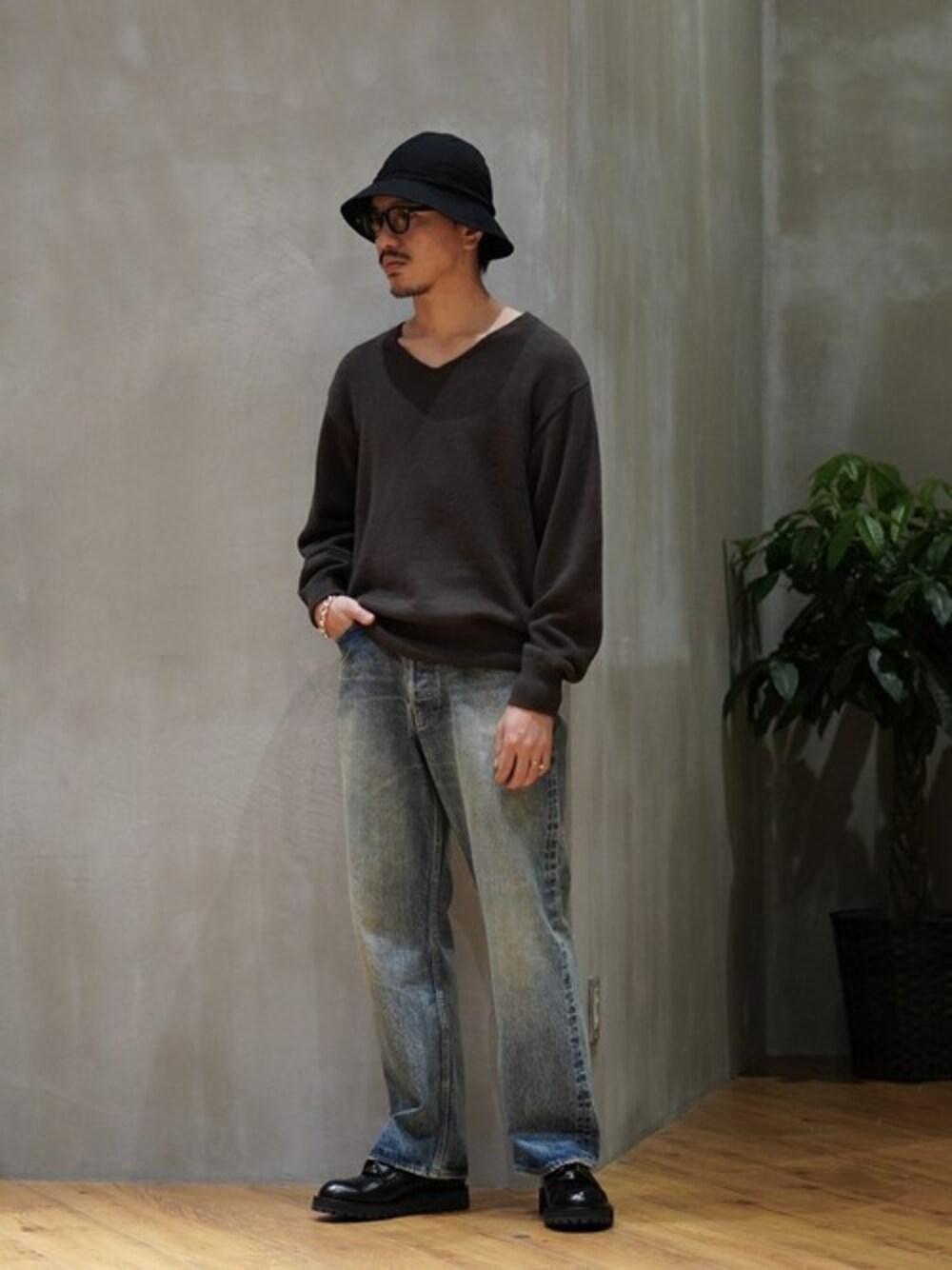 「ニット、デニム、サングラス、ハット、大人カジュアル、レザーシューズ、KIJIMA TAKAYUKI、シンプルコーデ、PORT BY ARK、ポートバイアーク」｜「PORT BY ARKのPORT BY ARK / ポートバイアーク：【ONLY ARK】KIJIMA TAKAYUKI for PORT BY ARK 6 Panel Hat：24201-PBA[COR]（ハット、ブラック系）」を使った、ARKnets STAFFさん（メンズ・175cm）の冬コーディネートの1枚目の写真