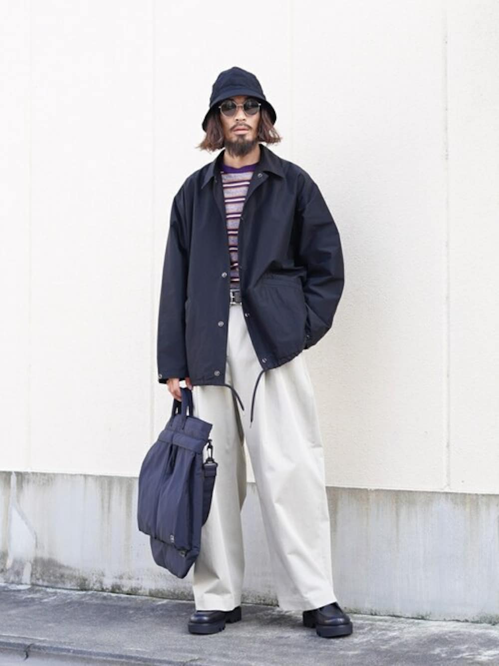 「ボーダー、チノパン、バッグ、サングラス、ハット、コーチジャケット、レザーシューズ、KIJIMA TAKAYUKI、PORT BY ARK、ポートバイアーク」｜「PORT BY ARKのPORT BY ARK / ポートバイアーク：【ONLY ARK】KIJIMA TAKAYUKI for PORT BY ARK 6 Panel Hat：24201-PBA[COR]（ハット、ブラック系）」を使った、ARKnets STAFFさん（メンズ・175cm）の冬コーディネートの1枚目の写真