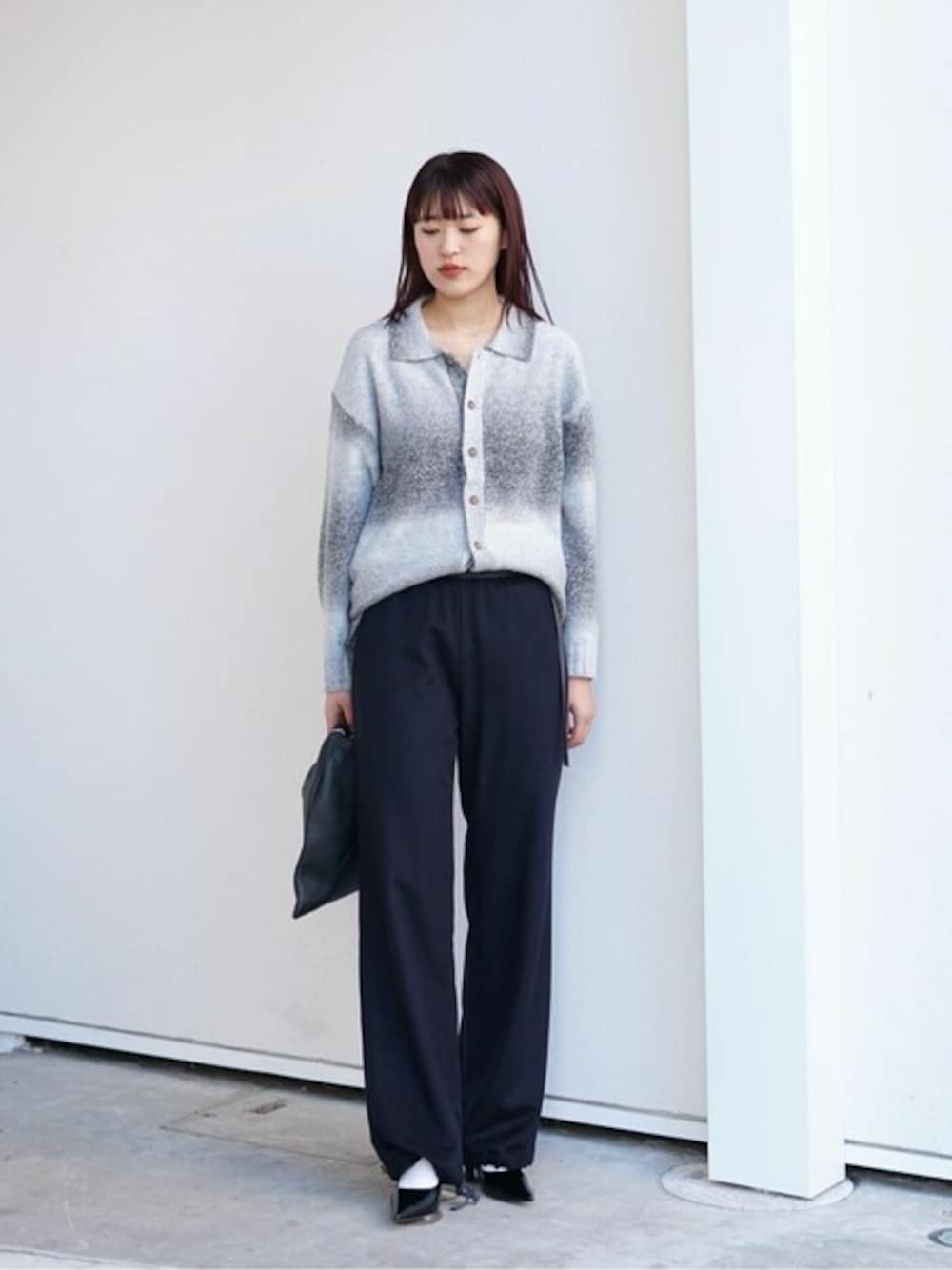 「カーディガン、パンプス、トラックパンツ、pippichic、グラデーションニット、BALLAST ARK、バラストアーク、mm6 Maison Margiela、seya.」｜「BALLAST ARKのBALLAST ARK / バラストアーク：GRADATION KNIT SHIRT：BA11-K000[COR]（シャツ/ブラウス、ブラック系）」を使った、ARKnets STAFFさん（レディース・168cm）の冬コーディネートの1枚目の写真