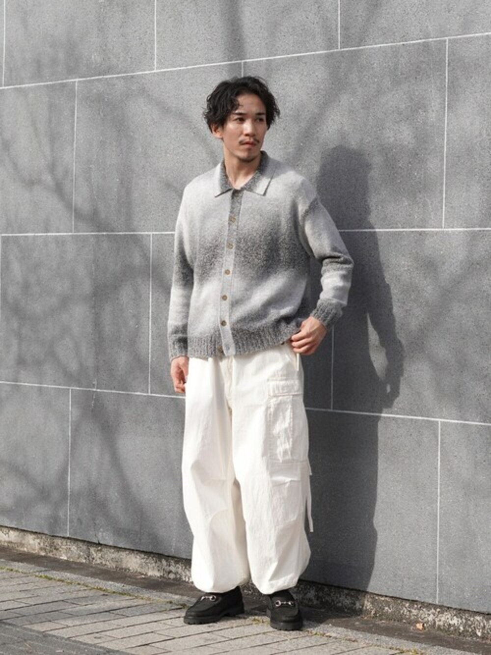 「ニット・セーター、カーディガン、スリッポン、ミリタリーパンツ、G.H.BASS、BALLAST ARK、バラストアーク、REMI RELIEF NAVY LABEL」｜「BALLAST ARKのBALLAST ARK / バラストアーク：GRADATION KNIT SHIRT：BA11-K000[COR]（シャツ/ブラウス、ブラック系）」を使った、ARKnets STAFFさん（メンズ・169cm）の冬コーディネートの1枚目の写真