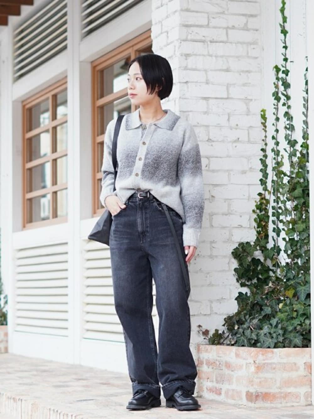 「ニットカーディガン、レザーシューズ、デニムパンツ、Paraboot、RED CARD、PHILIPPE AUDIBERT、BALLAST ARK、バラストアーク、Morphee」｜「BALLAST ARKのBALLAST ARK / バラストアーク：GRADATION KNIT SHIRT：BA11-K000[COR]（シャツ/ブラウス、ブラック系）」を使った、ARKnets STAFFさん（レディース・155cm）の冬コーディネートの1枚目の写真