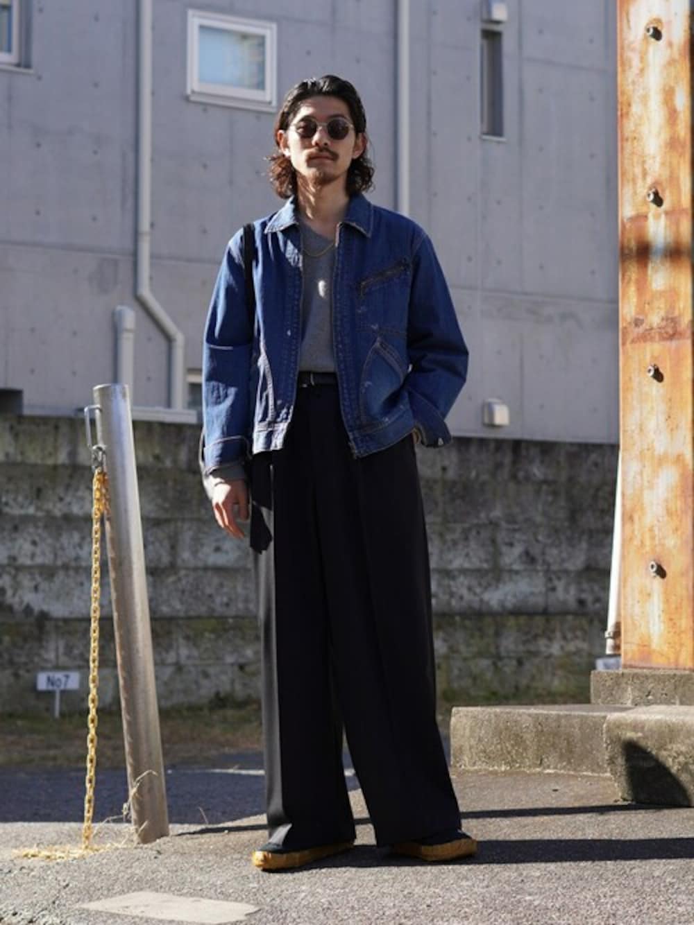 「スニーカー、ニット、デニムジャケット、スラックス、サングラス、レイヤードスタイル、タックイン、シンプルコーデ、marka、マーカ」｜「markaのmarka / マーカ：DENIM WORK JACKET - used washed -：M25A-11BL11C[COR]（デニムジャケット、ブルー系）」を使った、ARKnets STAFFさん（メンズ・173cm）の冬コーディネートの1枚目の写真