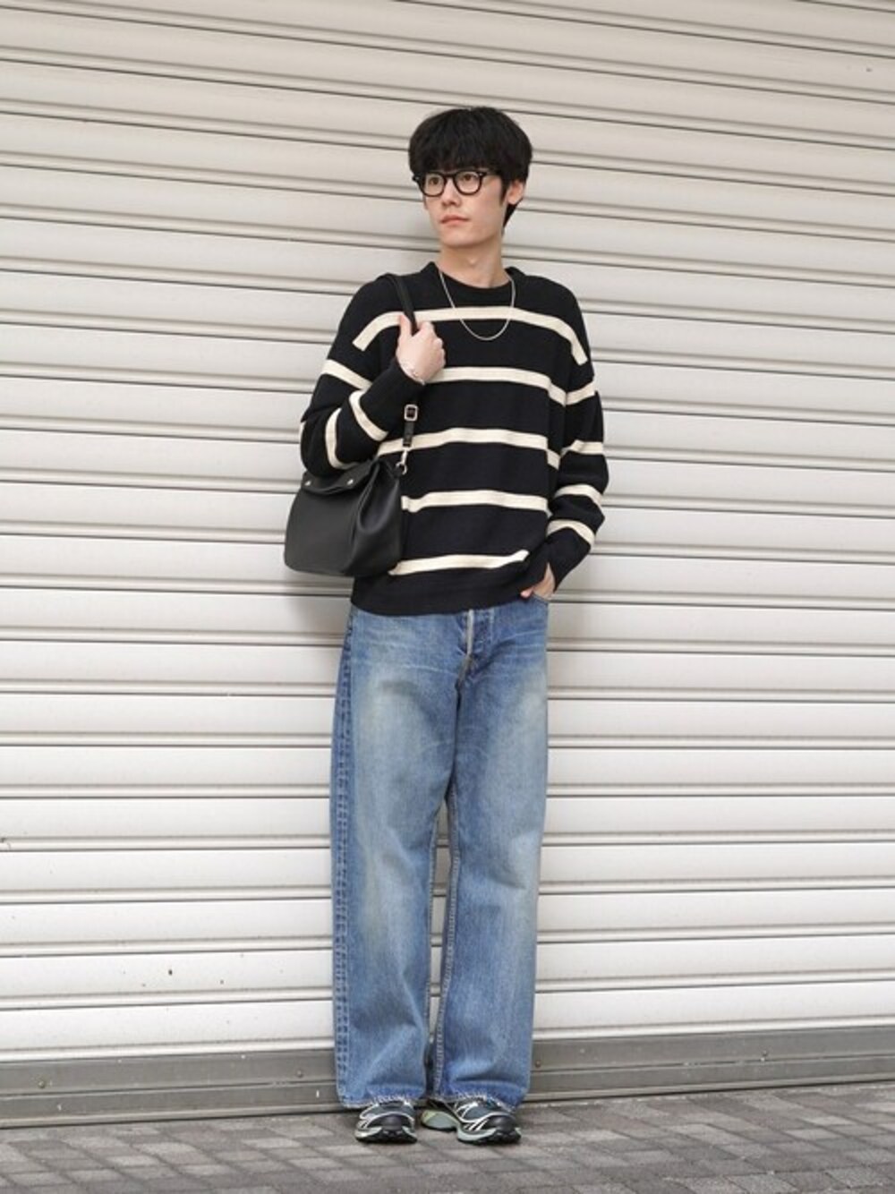 「スニーカー、ニット、カジュアル、デニムパンツ、marka、JULIUS TART OPTICAL、BALLAST ARK、バラストアーク、SALOMON SNEAKERS」｜「BALLAST ARKのBALLAST ARK / バラストアーク：COTTON LINEN BORDER KANOKO L/S KNIT：BA11-K001[AST]（ニット/セーター、ブラック系）」を使った、ARKnets STAFFさん（メンズ・182cm）の冬コーディネートの1枚目の写真