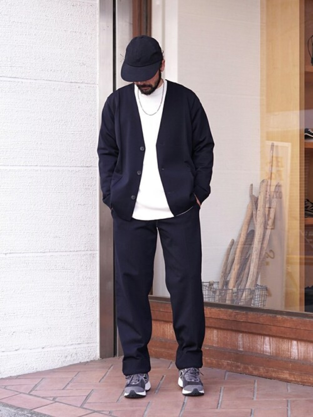 「ネックレス、セットアップ、New Balance、イージーパンツ、シンプルコーデ、BALLAST ARK、バラストアーク、S.F.C(STRIPES FOR CREATIVE)」｜「BALLAST ARKのBALLAST ARK / バラストアーク：ECO BLUE KNIT JACKET：BA11-KJ01[AST]（ノーカラージャケット、ブルー系）」を使った、ARKnets STAFFさん（メンズ・174cm）の冬コーディネートの1枚目の写真