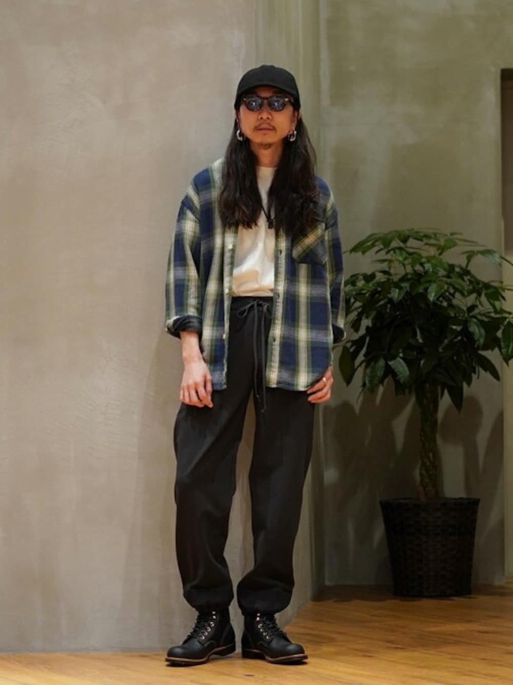 「カジュアル、キャップ、長袖シャツ、レザーシューズ、RED WING、イージーパンツ、COMESANDGOES、BALLAST ARK、バラストアーク、REMI RELIEF NAVY LABEL」｜「BALLAST ARKのBALLAST ARK / バラストアーク：ECO BLUE KNIT PANTS：BA11-KP01[AST]（スウェットパンツ、グレー系）」を使った、ARKnets STAFFさん（メンズ・171cm）の冬コーディネートの1枚目の写真