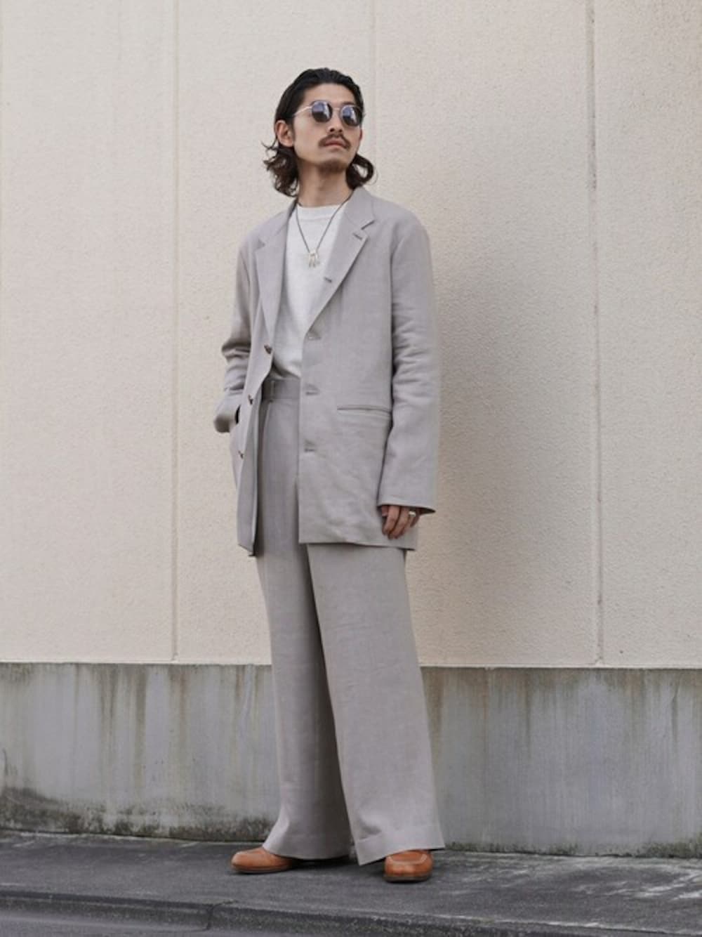 「ベージュ、PORT BY ARK、ポートバイアーク」｜「PORT BY ARKのPORT BY ARK / ポートバイアーク：Baggy Trousers：PO17-P001[COR]（スラックス、ベージュ系）」を使った、ARKnets STAFFさん（メンズ・173cm）の春コーディネートの1枚目の写真