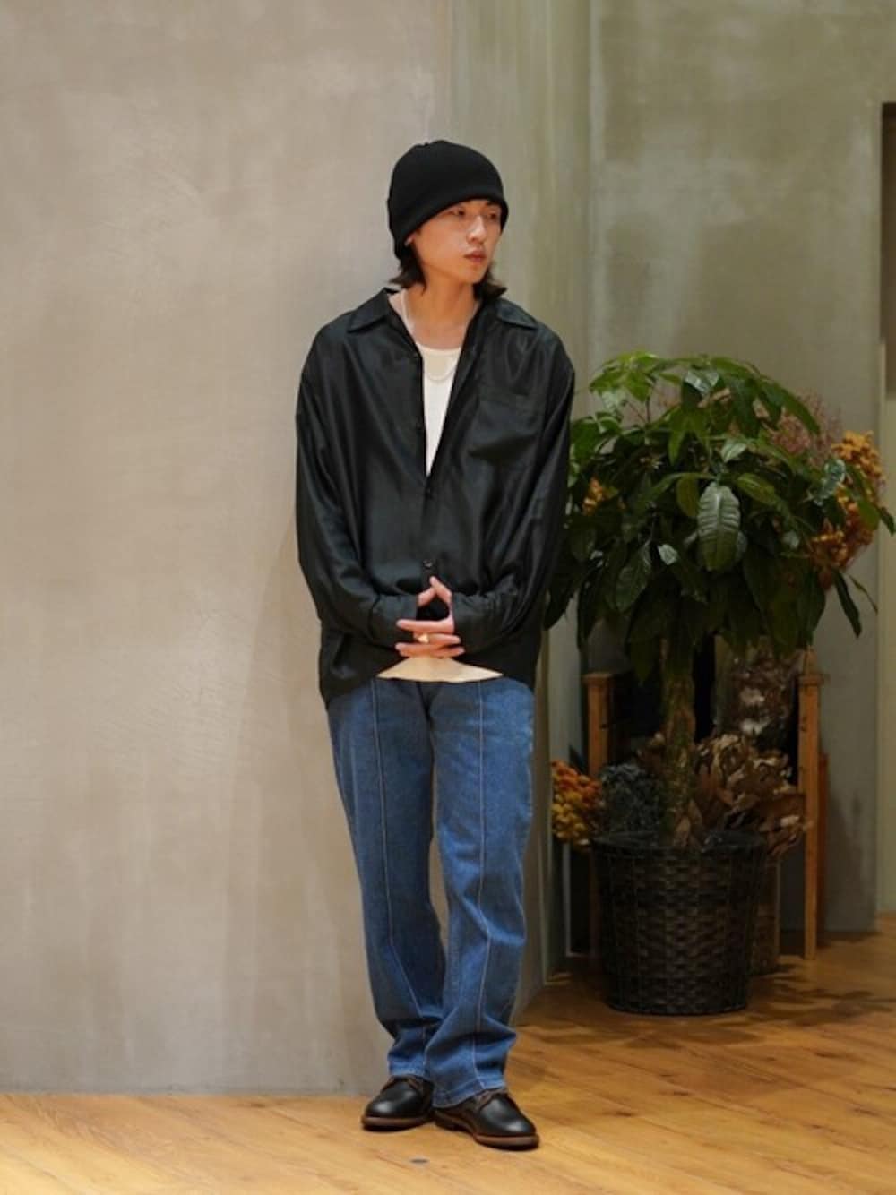 「ニットキャップ、gold、レザーシューズ、デニムパンツ、RED WING、ノースリーブ、LAVER、BALLAST ARK、バラストアーク」｜「BALLAST ARKのBALLAST ARK / バラストアーク：MULTI COTTON KNIT CAP：BA11-C001[AST]（ニットキャップ/ビーニー、ブラック系）」を使った、ARKnets STAFFさん（メンズ・168cm）の春コーディネートの1枚目の写真