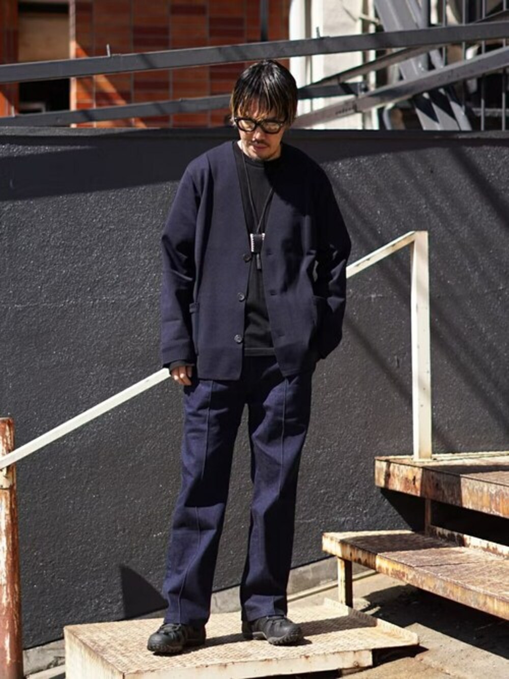「カーディガン、ネックレス、スニーカー、ネイビー、デニムパンツ、ワントーン、Hanes、EFFECTOR、BALLAST ARK、バラストアーク」｜「BALLAST ARKのBALLAST ARK / バラストアーク：ECO BLUE KNIT JACKET：BA11-KJ01[AST]（ノーカラージャケット、ブルー系）」を使った、ARKnets STAFFさん（メンズ・178cm）の春コーディネートの1枚目の写真