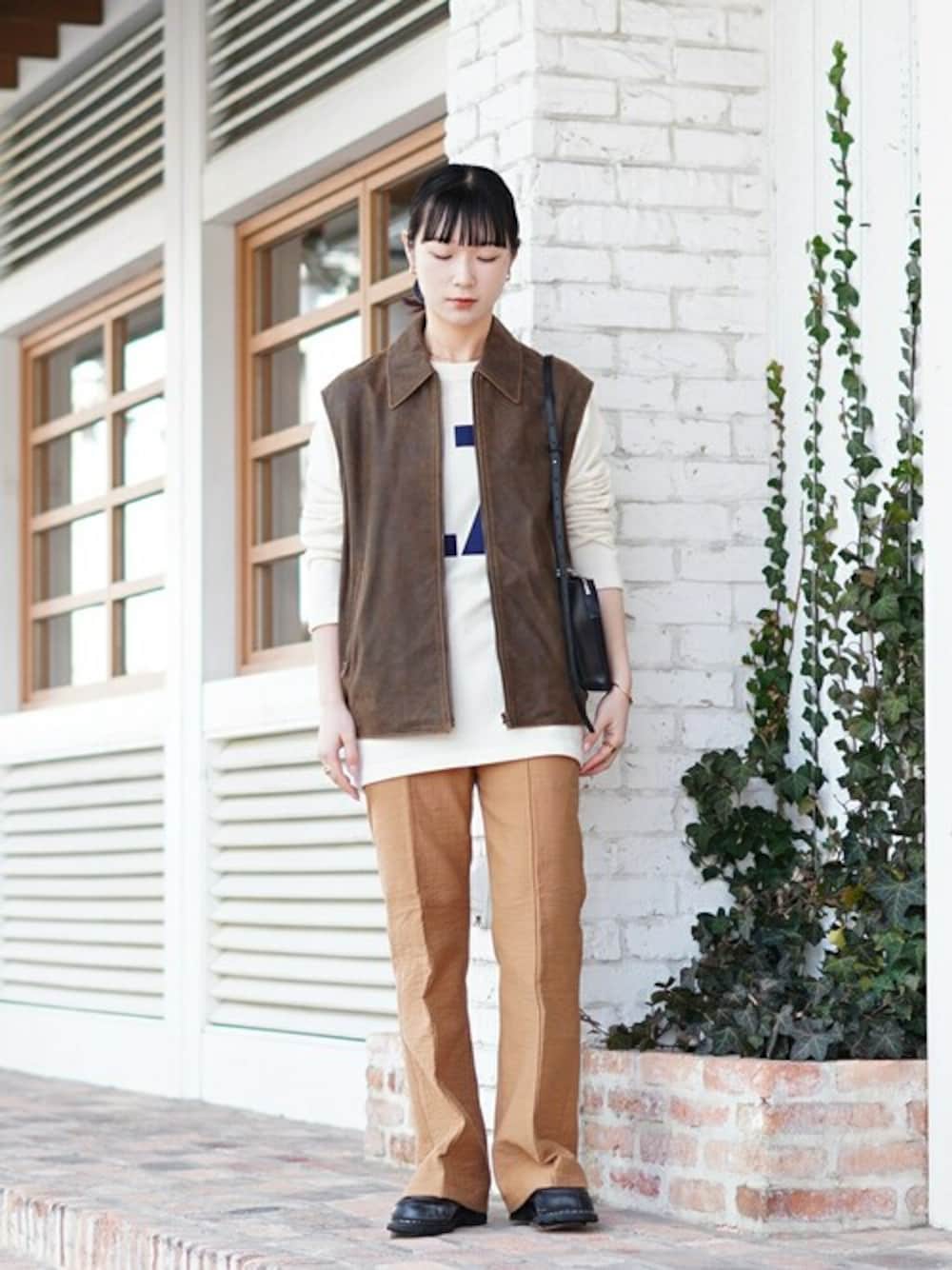 「カジュアル、スラックス、Paraboot、PHILIPPE AUDIBERT、INSCRIRE、BALLAST ARK、バラストアーク」｜「BALLAST ARKのBALLAST ARK / バラストアーク：TRIPLE CROSS FLARE PANTS：BA11-P001[AST]（スラックス、イエロー系）」を使った、ARKnets STAFFさん（レディース・162cm）の春コーディネートの1枚目の写真
