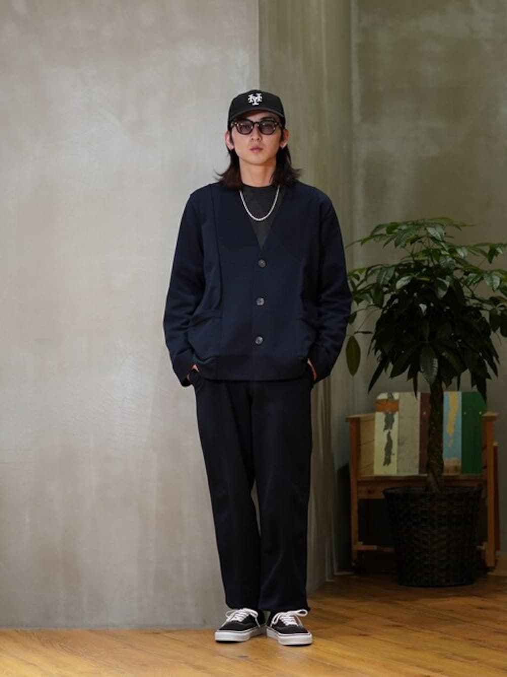 「ネックレス、スニーカー、リング、marka、LAVER、BALLAST ARK、バラストアーク、VANS CLASSICS」｜「BALLAST ARKのBALLAST ARK / バラストアーク：ECO BLUE KNIT JACKET：BA11-KJ01[AST]（ノーカラージャケット、ブルー系）」を使った、ARKnets STAFFさん（メンズ・168cm）の春コーディネートの1枚目の写真