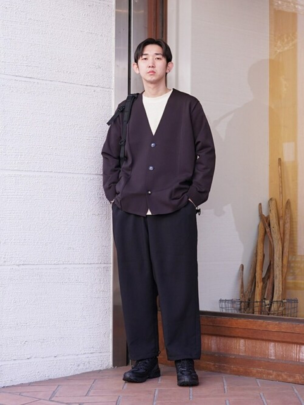 「スニーカー、リング、ブレスレット、シンプルコーデ、crepuscule、goldwin、BALLAST ARK、バラストアーク、SALOMON SNEAKERS」｜「BALLAST ARKのBALLAST ARK / バラストアーク：ECO BLUE KNIT JACKET：BA11-KJ01[AST]（ノーカラージャケット、グレー系）」を使った、ARKnets STAFFさん（メンズ・179cm）の春コーディネートの1枚目の写真