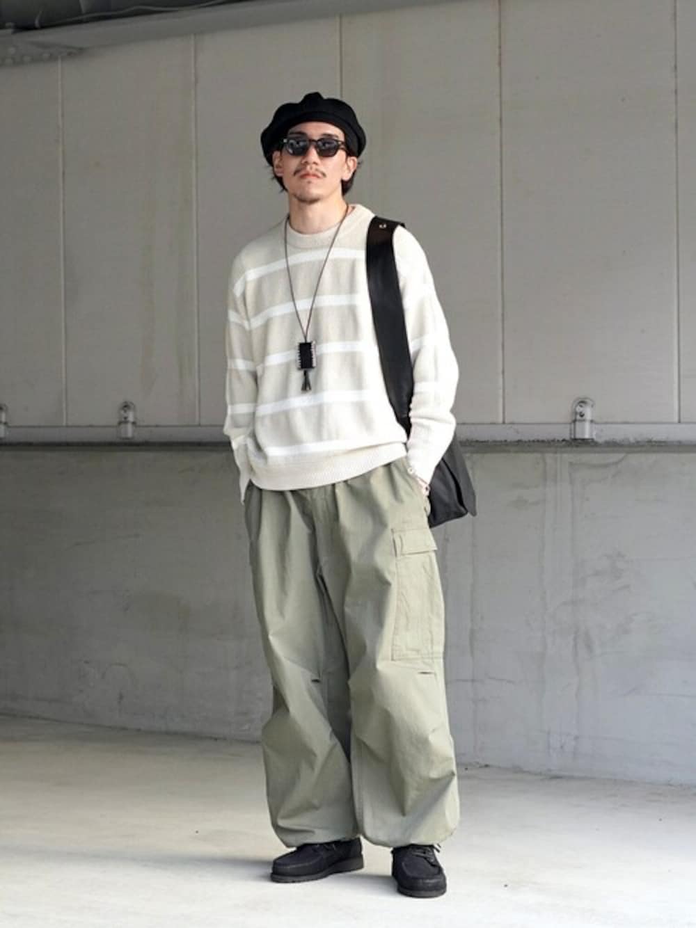 「ニット・セーター、カジュアル、ボーダー、ショルダーバッグ、サングラス、Paraboot、ミリタリーパンツ、BALLAST ARK、バラストアーク」｜「BALLAST ARKのBALLAST ARK / バラストアーク：COTTON LINEN BORDER KANOKO L/S KNIT：BA11-K001[AST]（ニット/セーター、ベージュ系）」を使った、ARKnets STAFFさん（メンズ・169cm）の春コーディネートの1枚目の写真