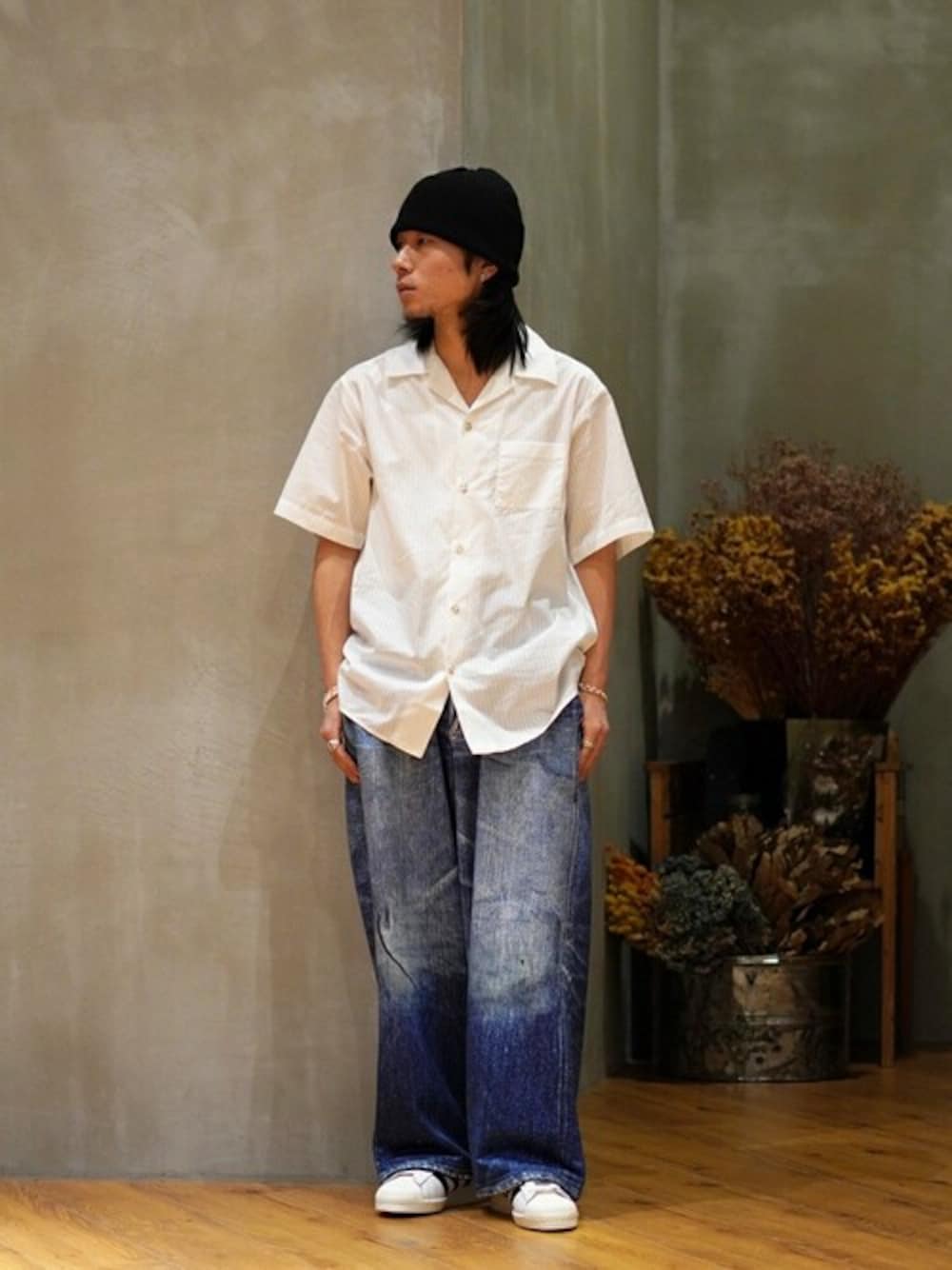 「スウェットパンツ、スニーカー、ニットキャップ、adidas originals、半袖シャツ、TALKING ABOUT THE ABSTRACTION、BALLAST ARK、バラストアーク」｜「BALLAST ARKのBALLAST ARK / バラストアーク：DOBBY  DOT STRIPE S/S SHIRT：BA11-SH02[AST]（シャツ/ブラウス、ホワイト系）」を使った、ARKnets STAFFさん（メンズ・165cm）の春コーディネートの1枚目の写真