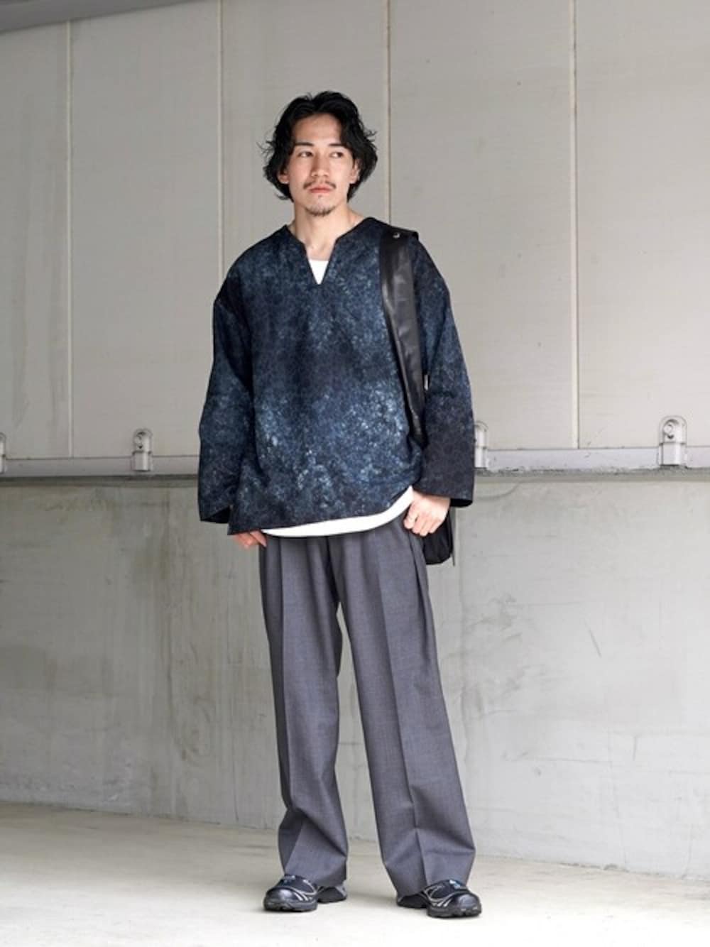 「スニーカー、ワントーンコーデ、スラックス、gold、SALOMON、ジャガードシャツ、PORT BY ARK、BALLAST ARK、バラストアーク、XOLO JEWELRY」｜「BALLAST ARKのBALLAST ARK / バラストアーク：UNEVEN DYEING FLOWER JACQUARD SHIRT：BA11-SH01[AST]（シャツ/ブラウス、ブルー系）」を使った、ARKnets STAFFさん（メンズ・169cm）の春コーディネートの1枚目の写真