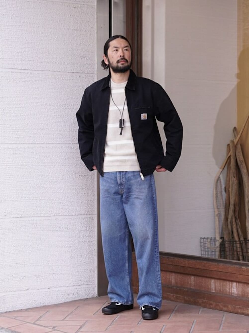 「スニーカー、orslow、デニムパンツ、ニットセーター、Carhartt WIP(Carhartt WIP)、BALLAST ARK、バラストアーク、XOLO JEWELRY」｜「BALLAST ARKのBALLAST ARK / バラストアーク：COTTON LINEN BORDER KANOKO L/S KNIT：BA11-K001[AST]（ニット/セーター、ベージュ系）」を使った、ARKnets STAFFさん（メンズ・174cm）の春コーディネートの1枚目の写真