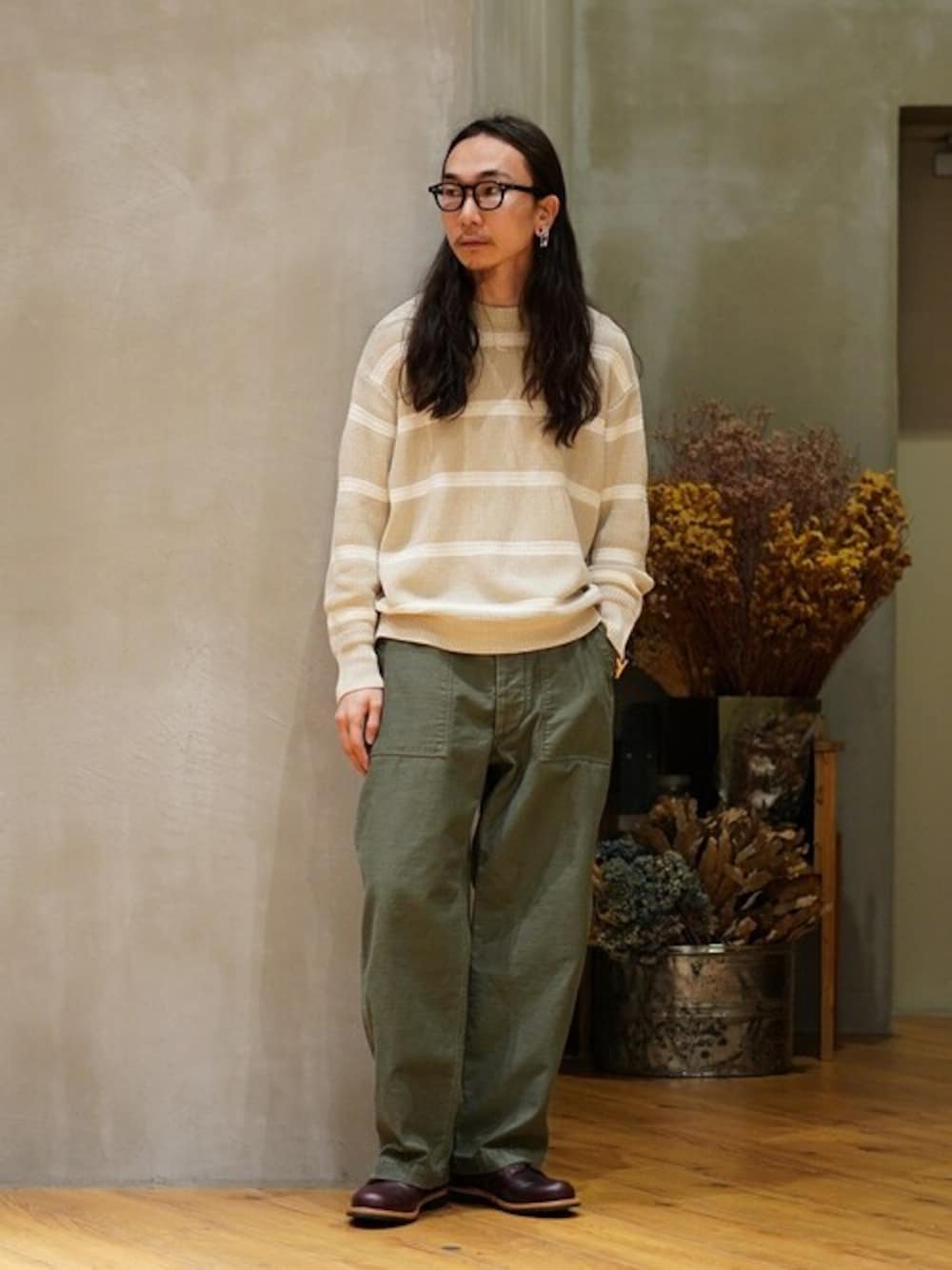 「レザーシューズ、ボーダーニット、RED WING、ミリタリーパンツ、カジュアルコーデ、JULIUS TART OPTICAL、BALLAST ARK、バラストアーク、REMI RELIEF NAVY LABEL、XOLO JEWELRY」｜「BALLAST ARKのBALLAST ARK / バラストアーク：COTTON LINEN BORDER KANOKO L/S KNIT：BA11-K001[AST]（ニット/セーター、ベージュ系）」を使った、ARKnets STAFFさん（メンズ・171cm）の春コーディネートの1枚目の写真