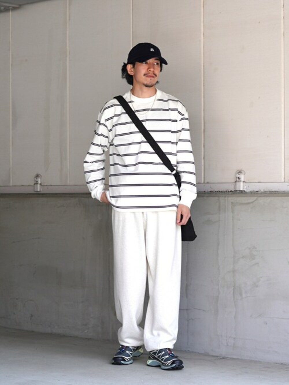 「スウェットパンツ、ボーダー、キャップ、ホワイトコーデ、BROOKS BROTHERS、SALOMON、LAVER、BALLAST ARK、バラストアーク、REMI RELIEF NAVY LABEL」｜「BALLAST ARKのBALLAST ARK / バラストアーク：ORGANIC COTTON BORDER L/S TEE：BA11-T001[AST]（Tシャツ/カットソー、ホワイト系）」を使った、ARKnets STAFFさん（メンズ・169cm）の春コーディネートの1枚目の写真