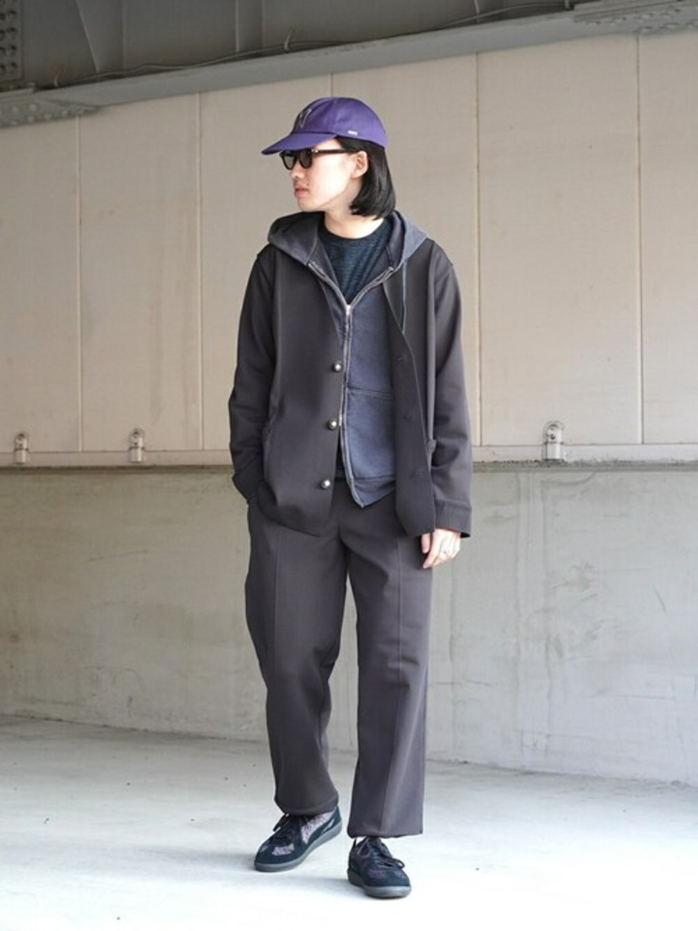 「セットアップ、キャップ、イージーパンツ、COMESANDGOES、marka、JULIUS TART OPTICAL、BALLAST ARK、バラストアーク、XOLO JEWELRY」｜「BALLAST ARKのBALLAST ARK / バラストアーク：ECO BLUE KNIT JACKET：BA11-KJ01[AST]（ノーカラージャケット、グレー系）」を使った、ARKnets STAFFさん（メンズ・176cm）の春コーディネートの1枚目の写真