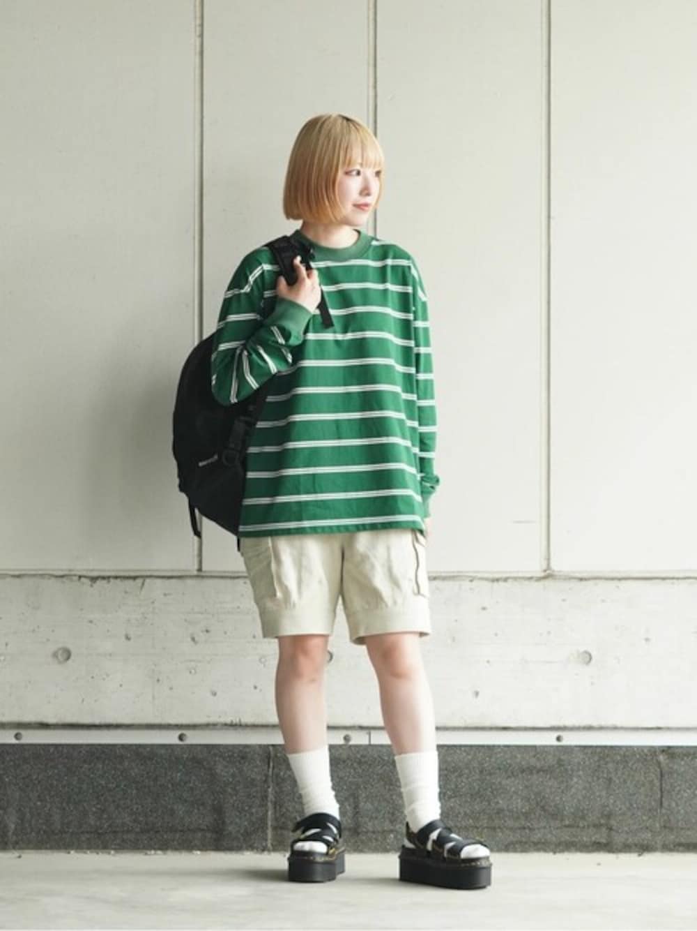 「カジュアル、ボーダー、ショートパンツ、Dr.Martens、カーゴパンツ、サンダル、bagjack、BALLAST ARK、バラストアーク」｜「BALLAST ARKのBALLAST ARK / バラストアーク：COTTON LINEN CARGO SHORTS：BA11-SP01[AST]（カーゴパンツ、ベージュ系）」を使った、ARKnets STAFFさん（レディース・160cm）の春コーディネートの1枚目の写真