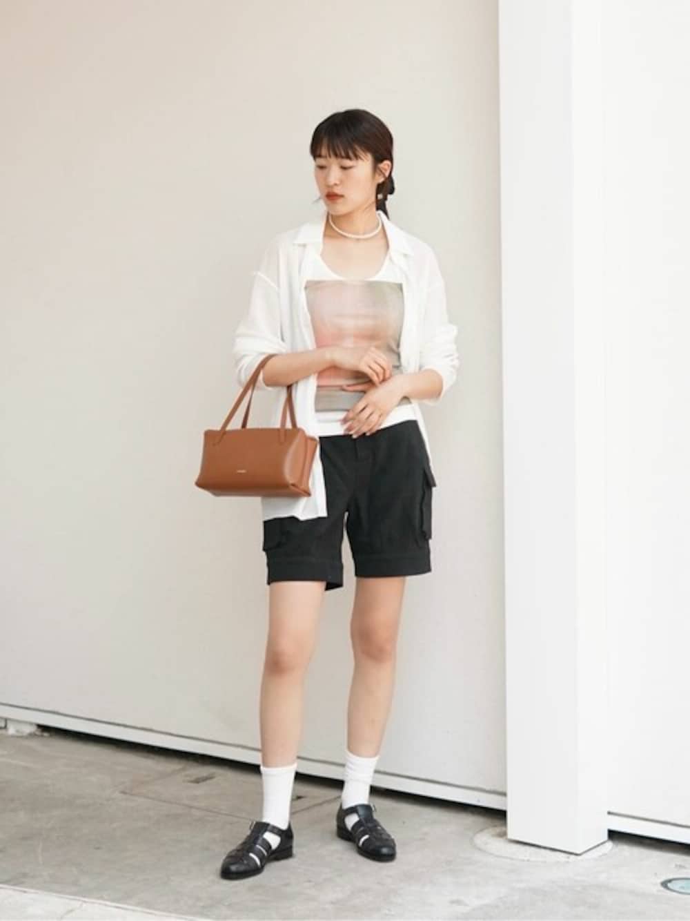 「ショートパンツ、レザーサンダル、jil sander、TANAKA、BALLAST ARK、バラストアーク、Preek、seya.、ノースリーブタンクトップ」｜「BALLAST ARKのBALLAST ARK / バラストアーク：COTTON LINEN CARGO SHORTS：BA11-SP01[AST]（カーゴパンツ、ブラック系）」を使った、ARKnets STAFFさん（レディース・168cm）の春コーディネートの1枚目の写真