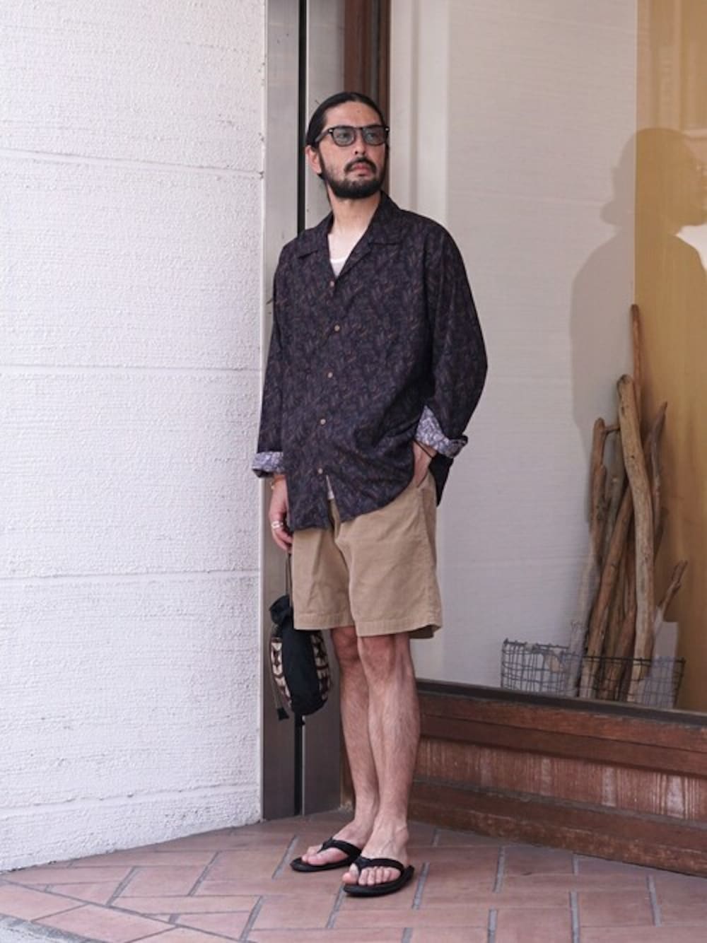 ブラック系のシャツ/ブラウスを着用したメンズの夏コーディネートの1枚目の写真