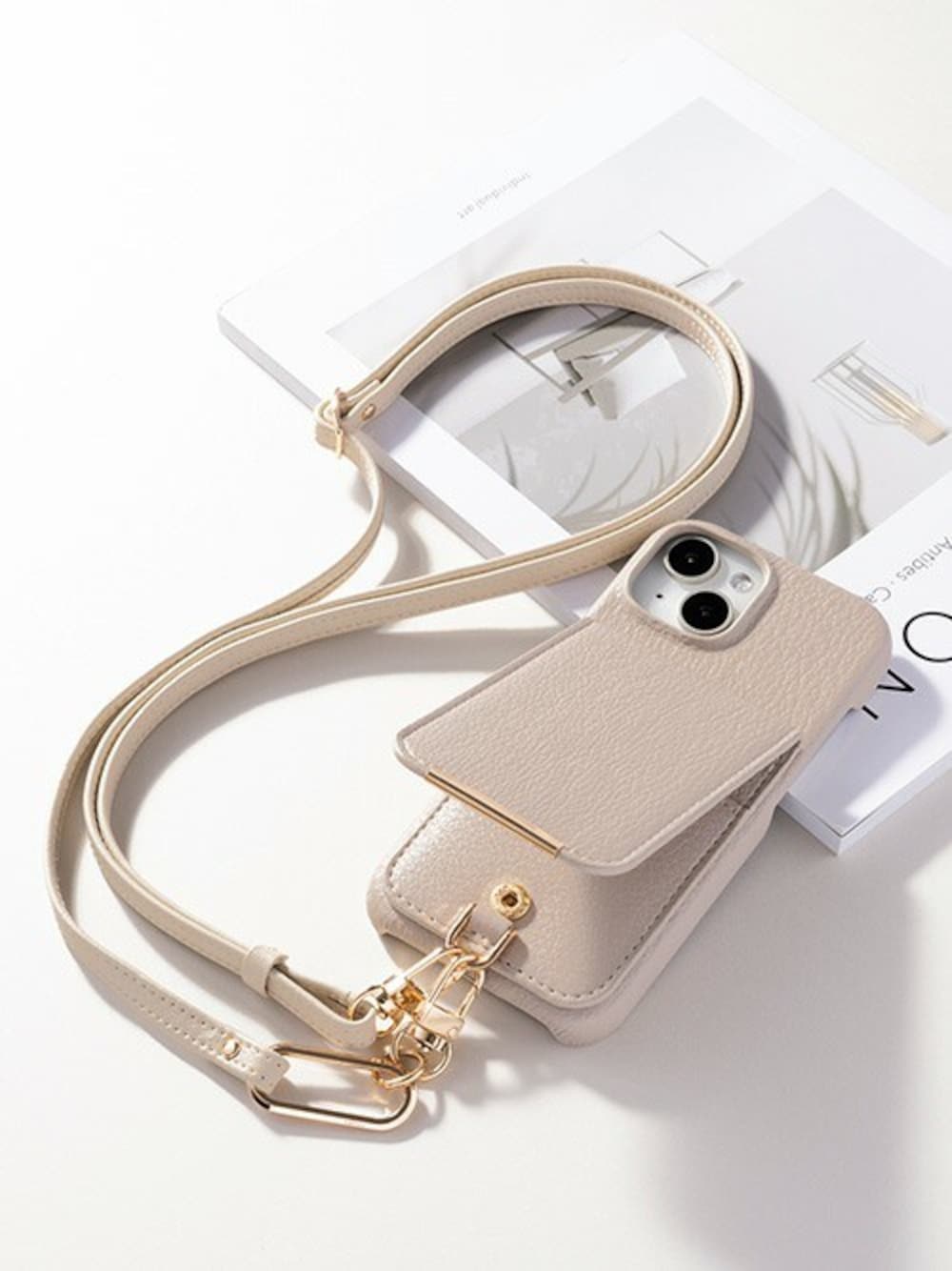「ベージュ、ナチュラル、大人コーデ、大人女子、ベージュコーデ、グレージュ、大人かわいい、スマホケース、スマホショルダー、salisty」｜「salistyのiPhone 15/15Pro/14/14Pro/1313Pro/8/7/SE(第2/第3世代) salisty サリスティ キャッシュレスケース slim スマホケース（スマホケース/カバー、ベージュ系）」を使った、Hameeさん（レディース・160cm）の冬コーディネートの1枚目の写真
