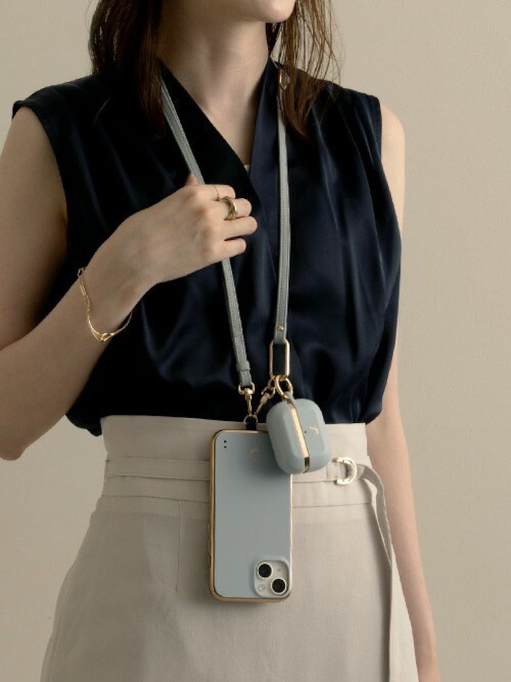 ブルー系のスマホグッズ、ブルー系のスマホグッズ、ブルー系のスマホケース/カバーを着用したレディースの冬コーディネートの1枚目の写真