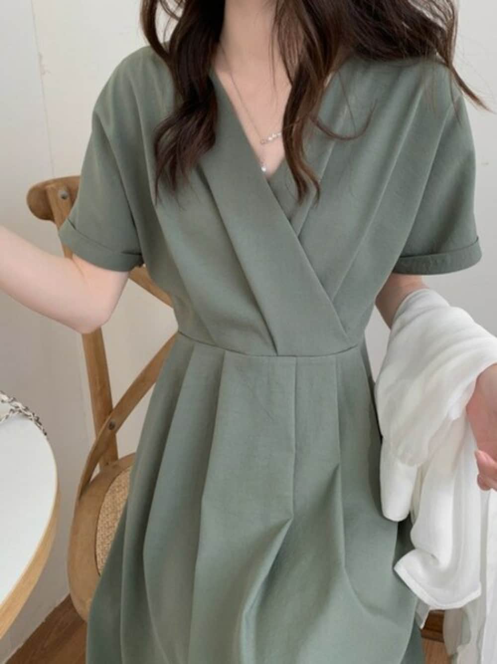 「ABITOKYOのカシュクールAラインフレアワンピース（ワンピース、グリーン系）」を使った、ABITOKYOさん（レディース・162cm）の夏コーディネートの1枚目の写真