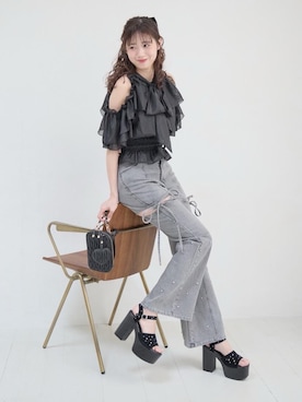 「MAJESTIC LEGON（マジェスティックレゴン）のスリットビジューフレアデニムパンツ（デニムパンツ、グレー系）」を使った、hisaneさん（メンズ・165cm）の春コーディネート