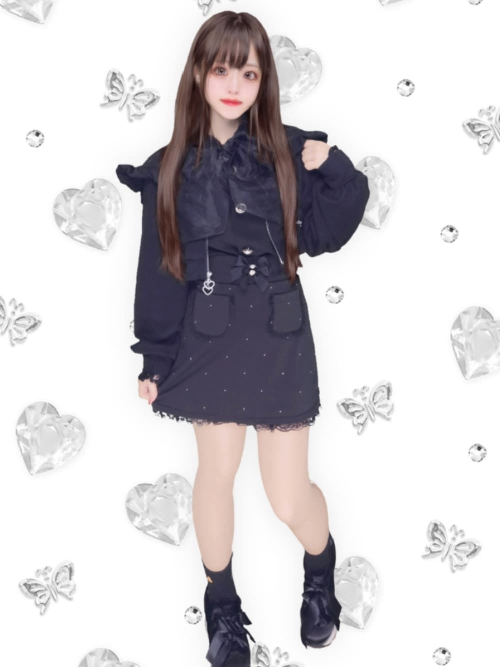 ブラック系のシャツ/ブラウス、ブラック系のパーカー、ブラック系のスカートを着用したレディースの秋コーディネートの1枚目の写真