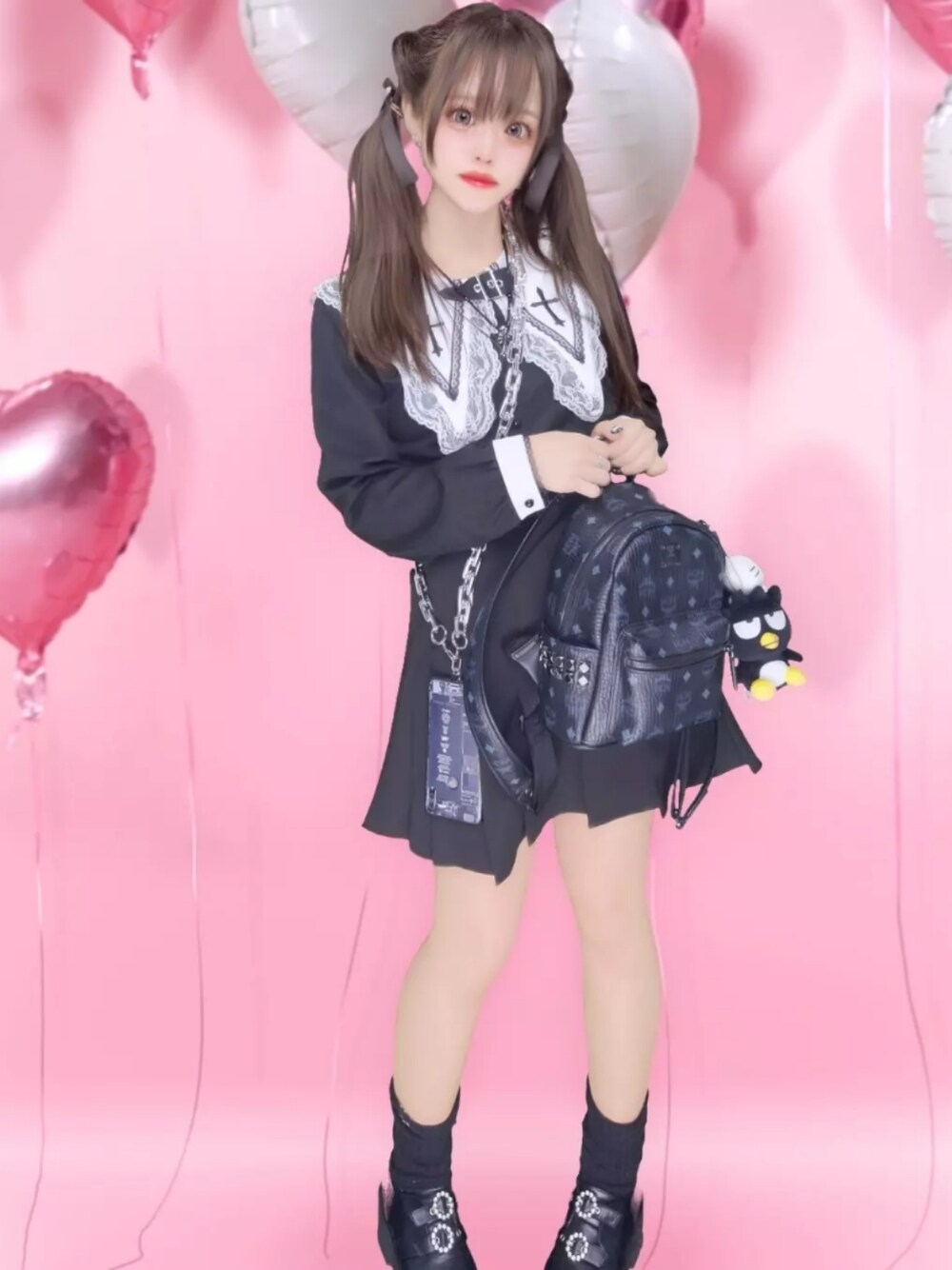 「地雷系ファッション、量産型、ぴえん、ルーズソックス、ツインテール、ゴシック、MCM、デートコーデ、モノトーン」｜「MCMの〈スターク〉 サイドスタッズ バックパック - ヴィセトス（バックパック/リュック、ブラック系）」を使った、ねむりさん（レディース・155cm）の秋コーディネートの1枚目の写真