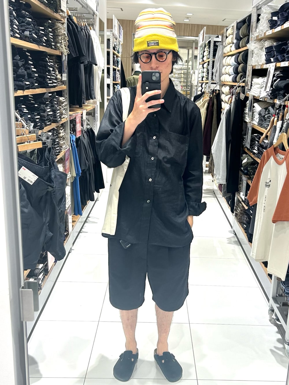 「秋っぽコーデ更新中、めがね、シャツスタイル、ハーフパンツ、ニット帽、サンダル、トートバッグ、秋のコーデ、シンプルコーデ、休日スタイル、メンズファッション、秋、休日コーデ」｜「NeedlesのWork Shirt（シャツ/ブラウス、ブラック系）」を使った、すけさんさん（メンズ・183cm）の秋コーディネートの1枚目の写真