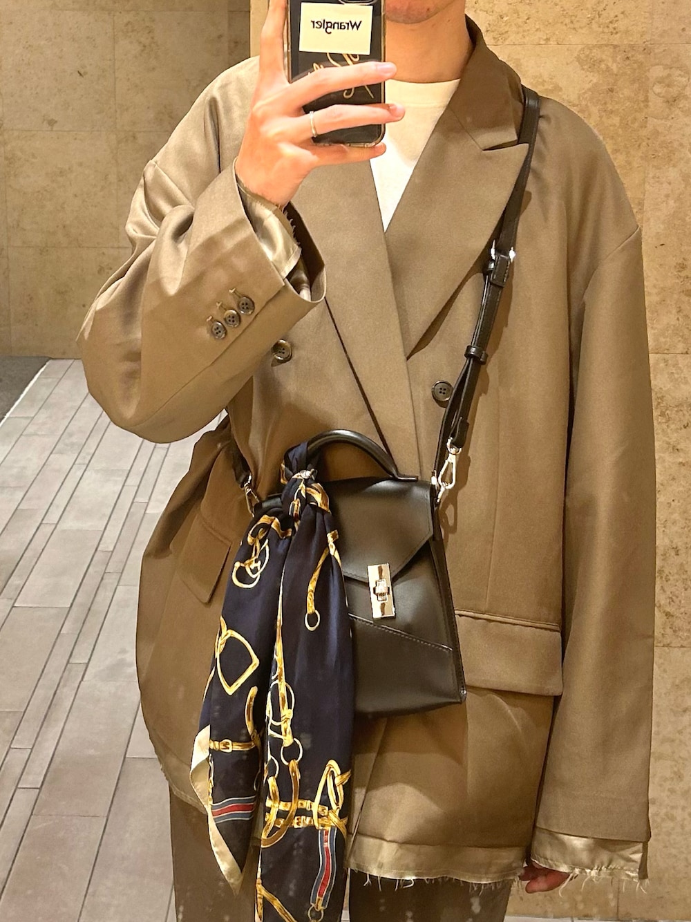 「ファッションを楽しもう、セットアップ、秋冬コーデ、メンズファッション、大人カジュアル、キレイめ、メンズコーデ、秋のコーデ、ジャケット、カーキ、秋服、ショルダーバッグ、スカーフ、スカーフアレンジ、カットオフ」｜「soerteのOversize double-breasted cut off jacket/オーバーサイズダブルブレストカットオフジャケット（テーラードジャケット、グリーン系）」を使った、すけさんさん（メンズ・183cm）の秋コーディネートの1枚目の写真