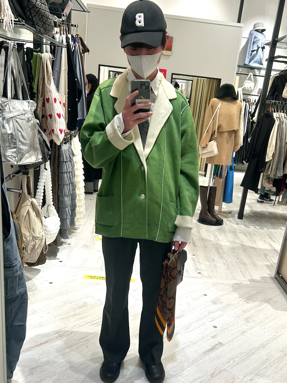 「大人コーデ、オトナカジュアル、服好きな人と繋がりたい、キャップ、ジャケット、ジャケットスタイル、今日のコーデ、ブーツ、ネクタイ、シャツスタイル、NEEDLES、ブーツカットパンツ、グリーン、きれいめカジュアル」｜「BROOKS BROTHERSの◆オンラインショップ限定◆FW23 LOGO Series レタードベースボールキャップ（キャップ、ブラック系）」を使った、すけさんさん（メンズ・183cm）の冬コーディネートの1枚目の写真