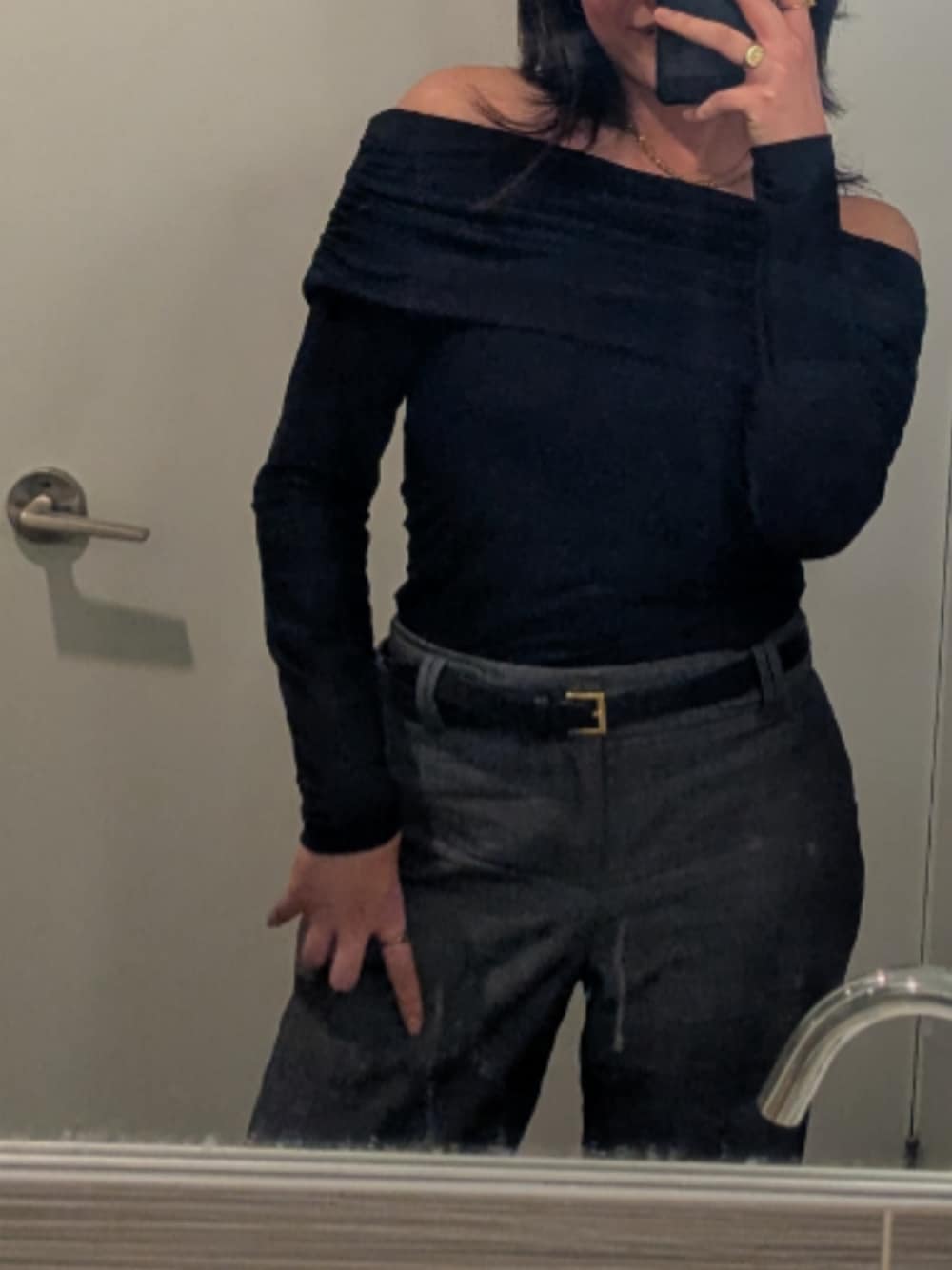 ブラック系のシャツ/ブラウス、グレー系のスラックス、ブラック系のベルトを着用したレディースの冬コーディネートの1枚目の写真