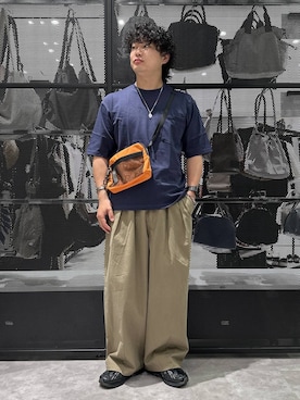 「LAKOLE（ラコレ）のバルーンチノパンツ / 638217（チノパンツ、ベージュ系）」を使った、Mikiyaさん（メンズ・168cm）の春コーディネート