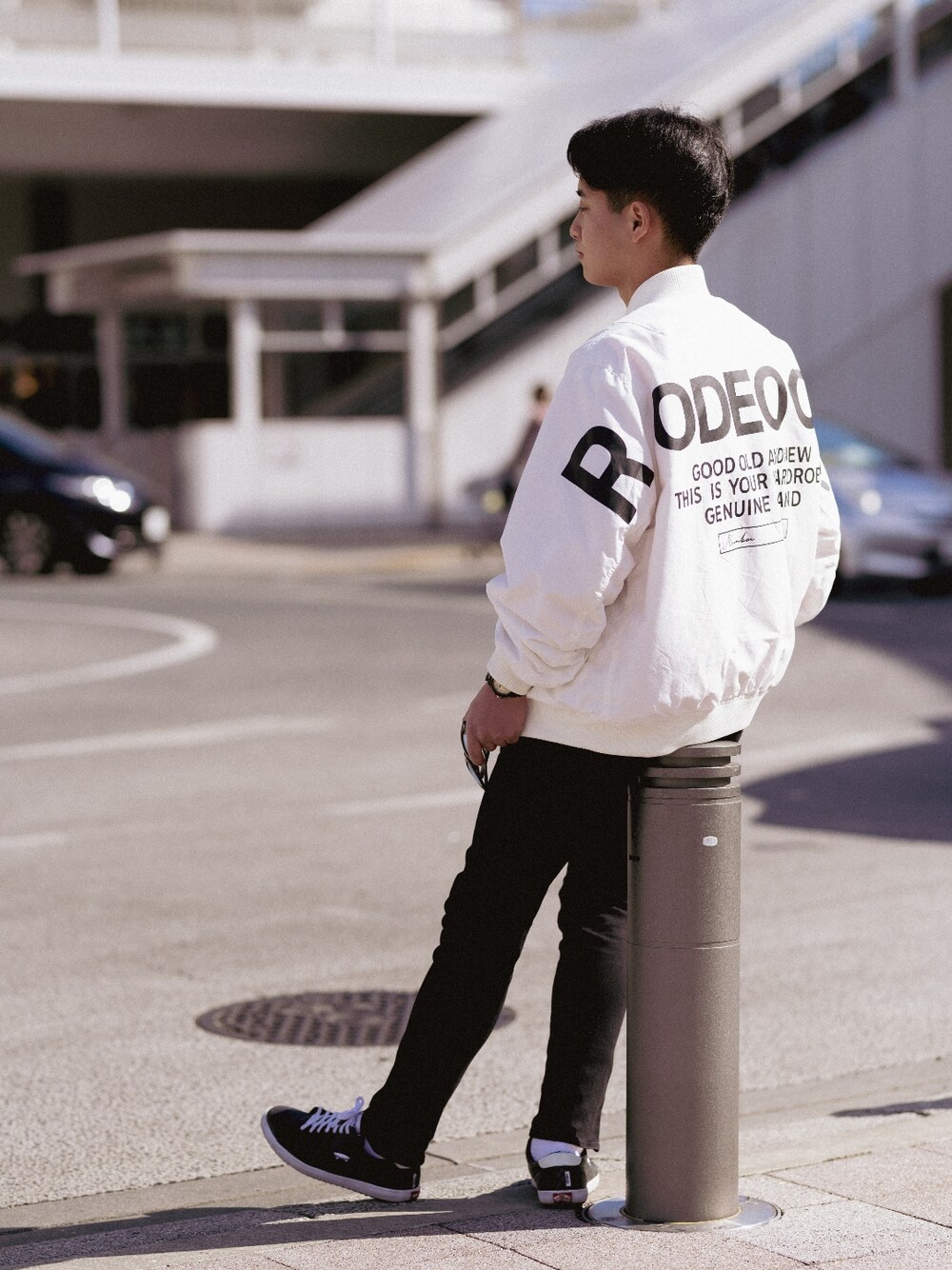 ブラック系のデニムパンツ、オレンジ系のその他トップス、ホワイト系のその他トップスを着用したメンズの冬コーディネートの4枚目の写真