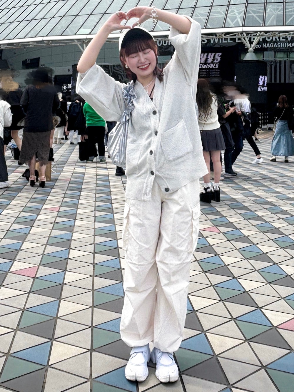 グレー系のカーディガン/ボレロ、ブラック系のキャミソール、ホワイト系のカーゴパンツを着用したレディースの春コーディネートの1枚目の写真