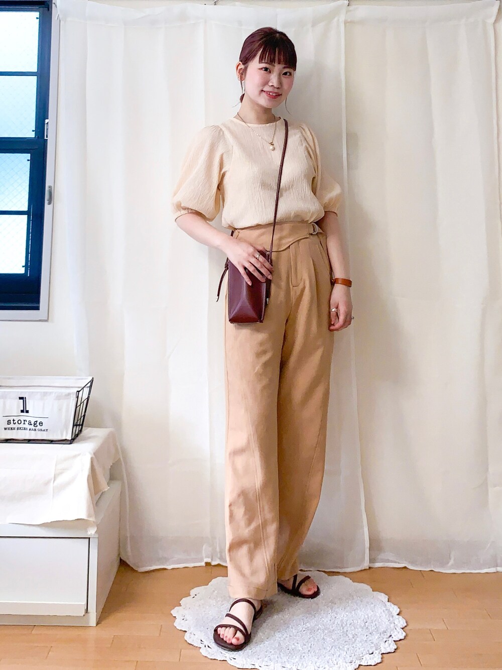 ホワイト系のTシャツ/カットソー、オレンジ系のその他パンツ、ブラウン系のショルダーバッグを着用したレディースの夏コーディネートの1枚目の写真