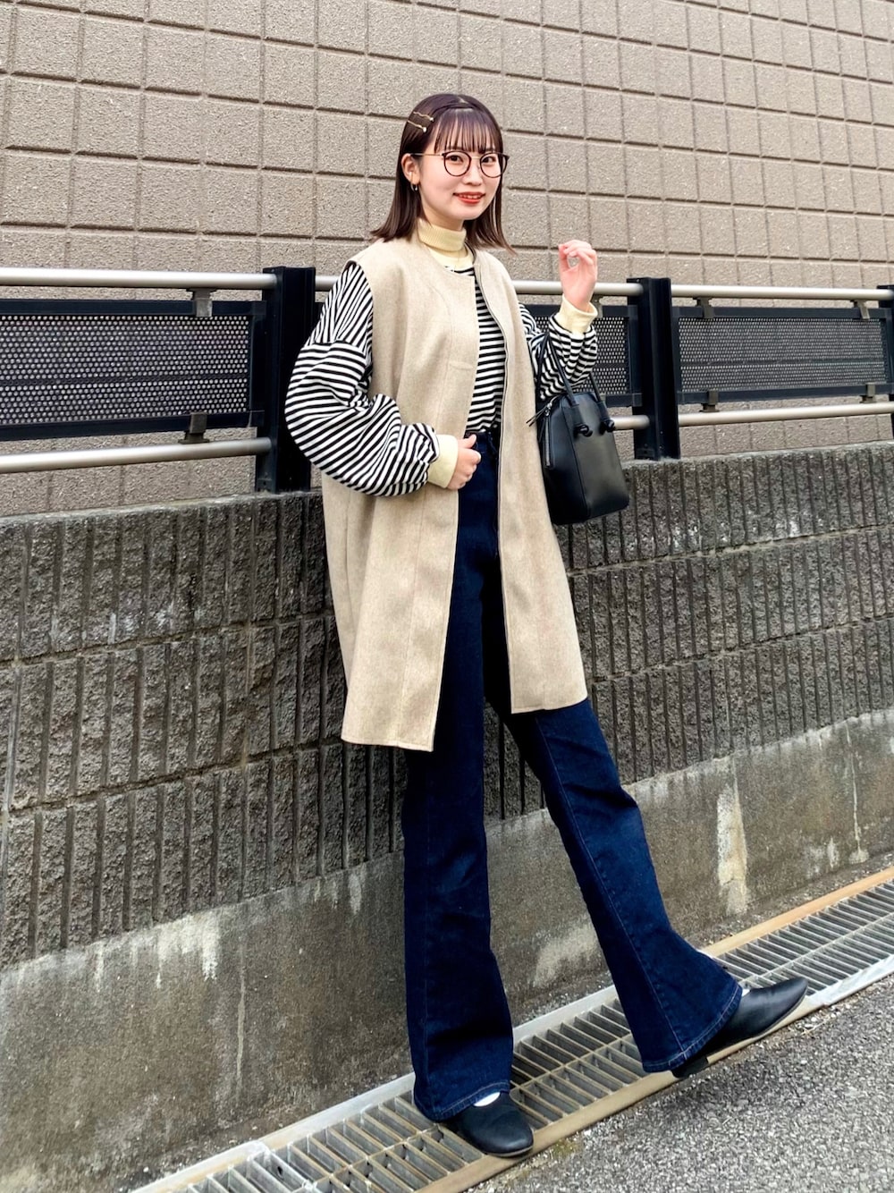 「UNIQLO、ユニクロ、selectmoca、ジレ、ベスト、スウェット、ボーダー、デニム、フレアパンツ、タートルネック、大人カジュアル、シンプル、冬コーデ」｜「nuguのアイテム（ベスト、ベージュ系）」を使った、みさきさん（レディース・162cm）の冬コーディネートの1枚目の写真